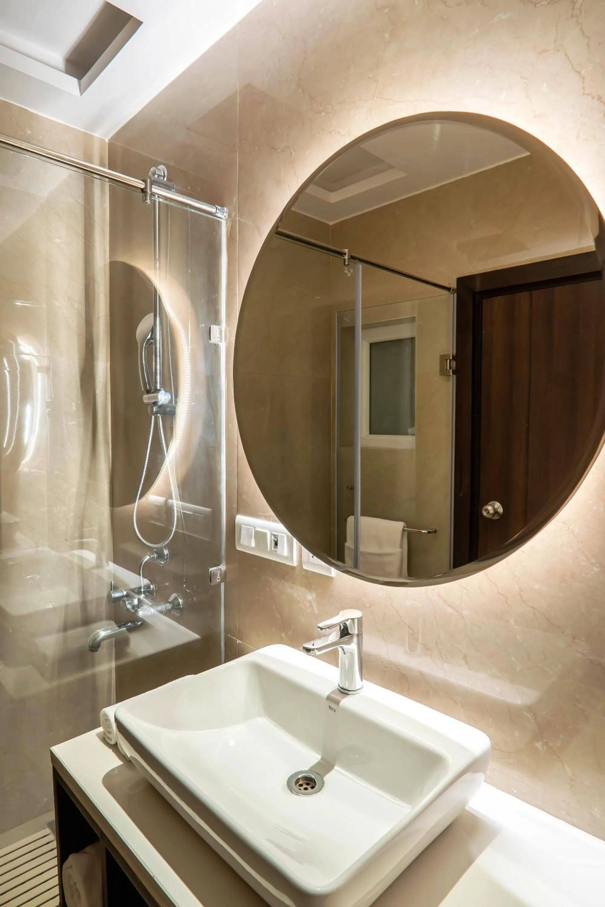 Bathroom in Hotel Le ROI Lake View Koti