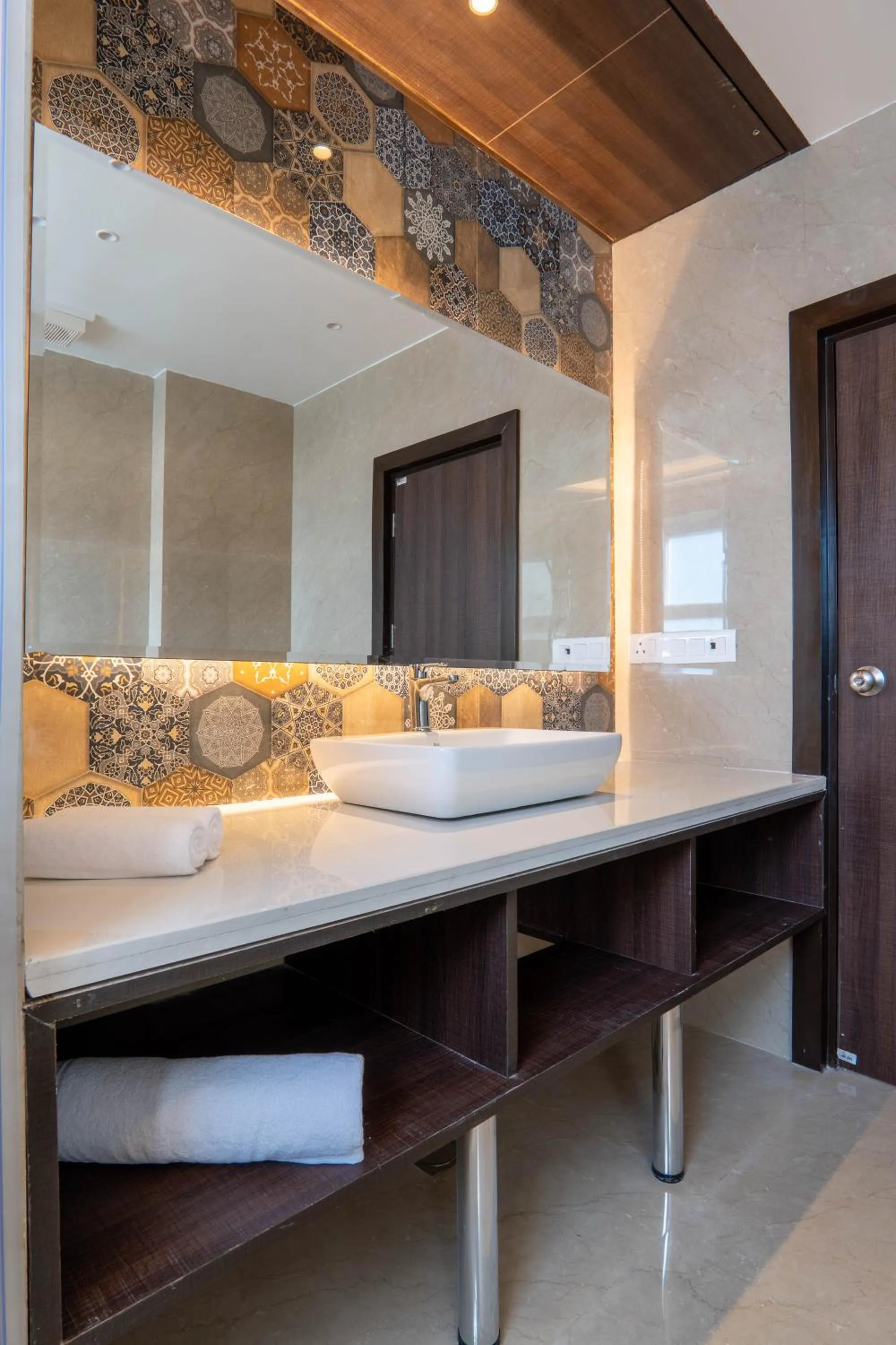 Bathroom, Bed in Hotel Le ROI Lake View Koti