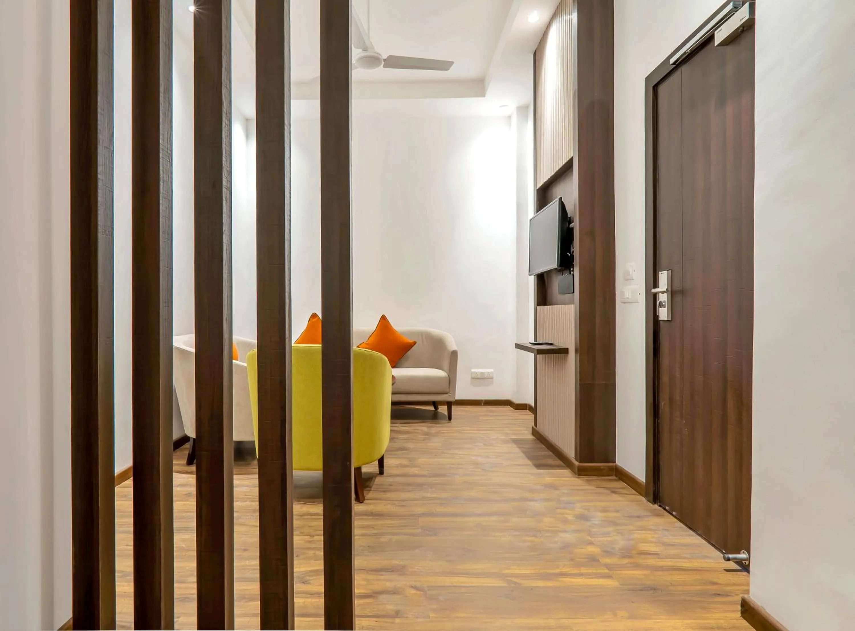 Seating area, Bed in Hotel Le ROI Lake View Koti