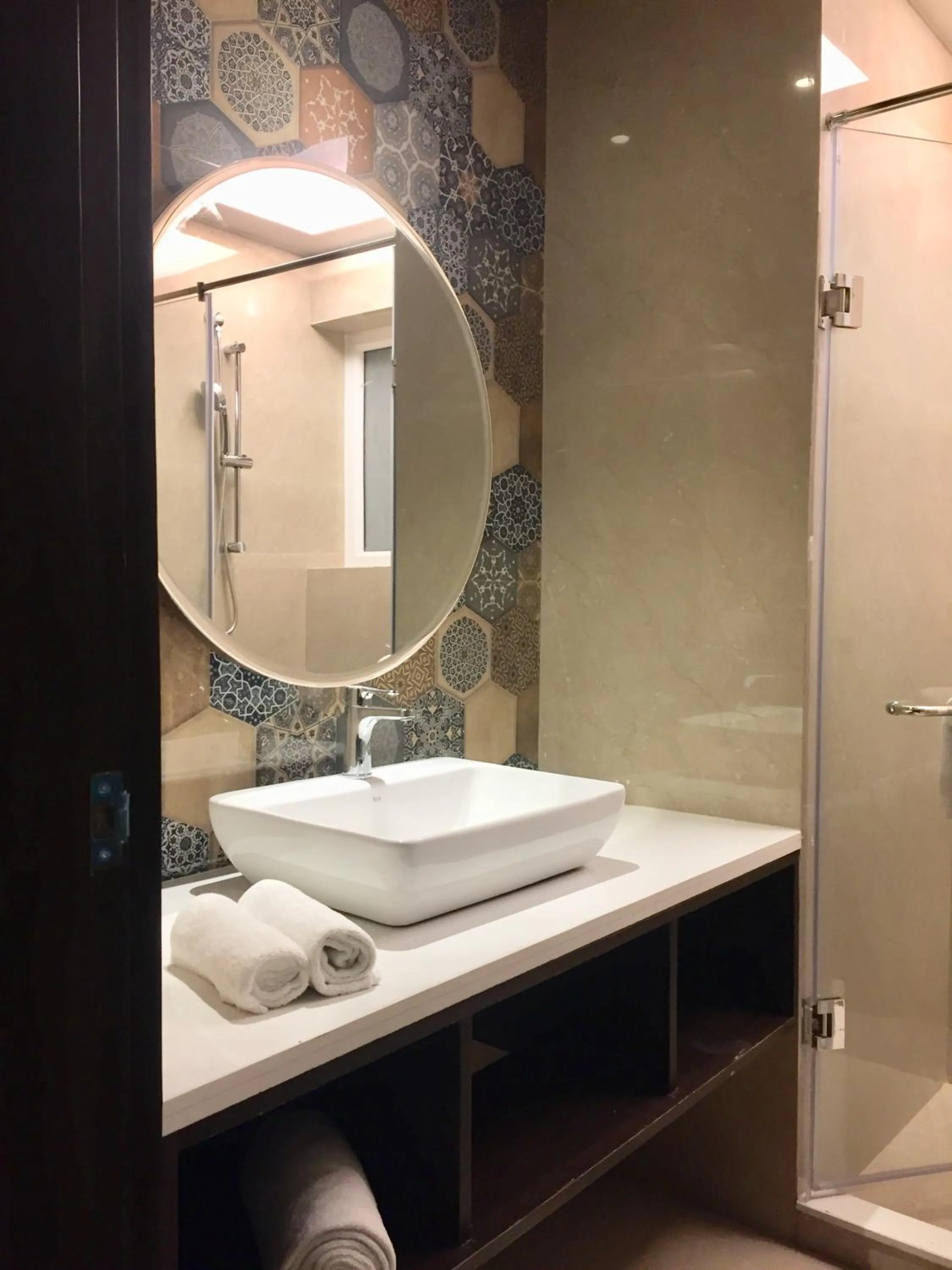 Bathroom in Hotel Le ROI Lake View Koti