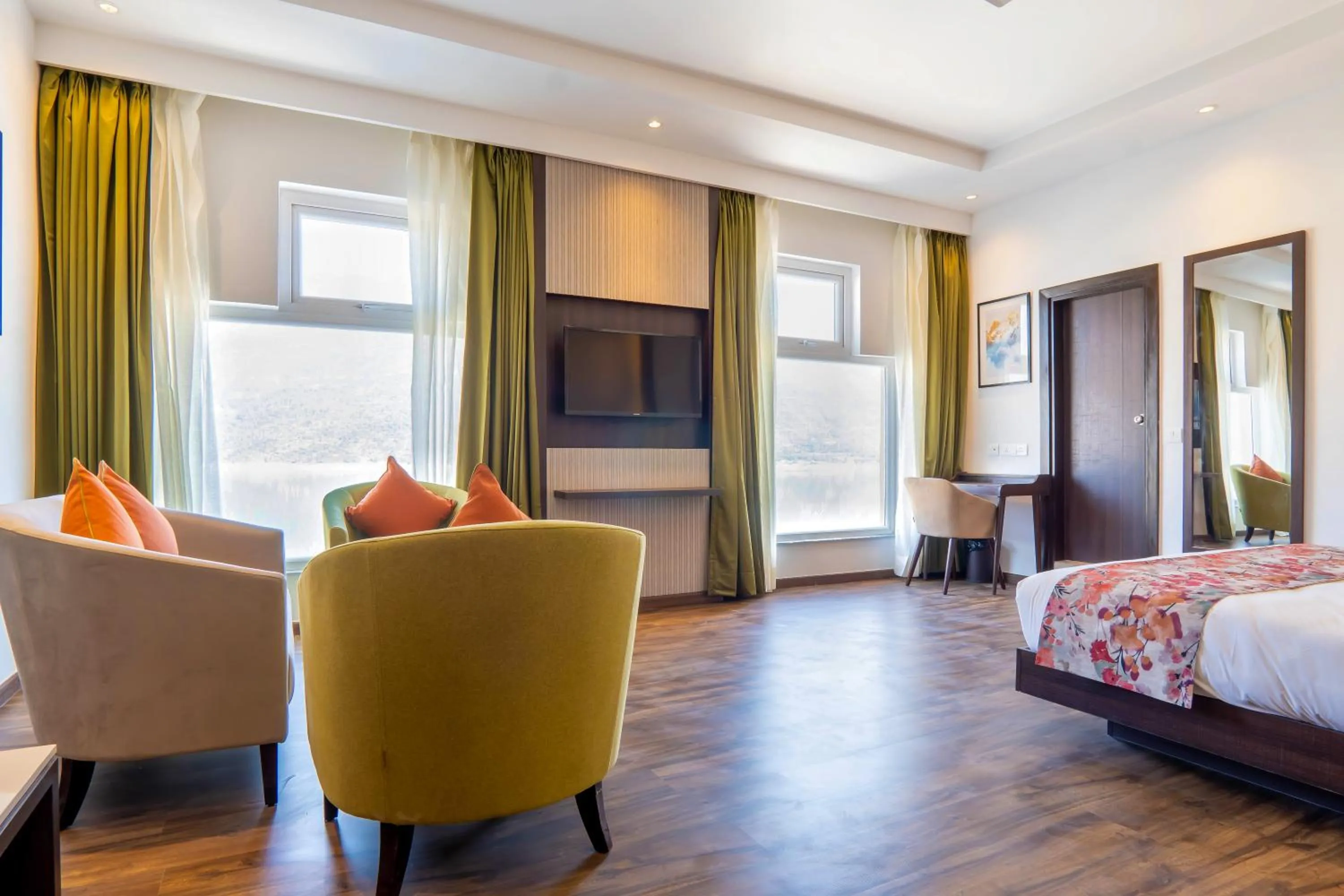 Seating area, Bed in Hotel Le ROI Lake View Koti