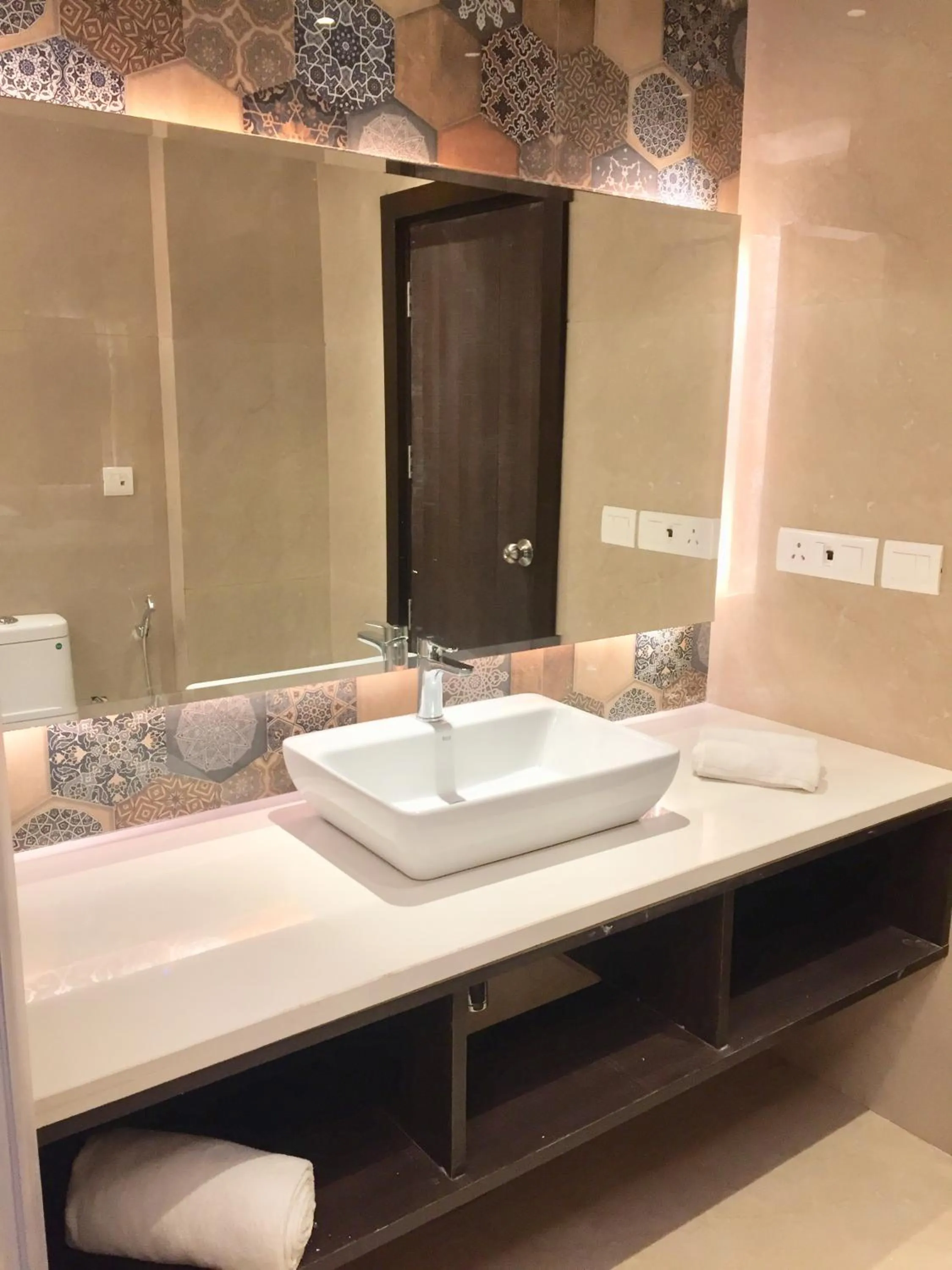 Bathroom in Hotel Le ROI Lake View Koti