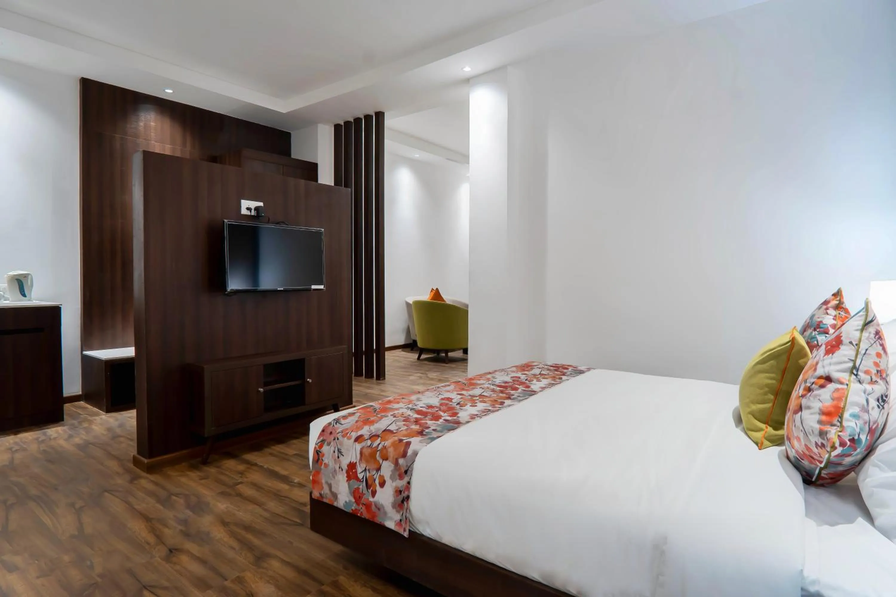 TV and multimedia, Bed in Hotel Le ROI Lake View Koti