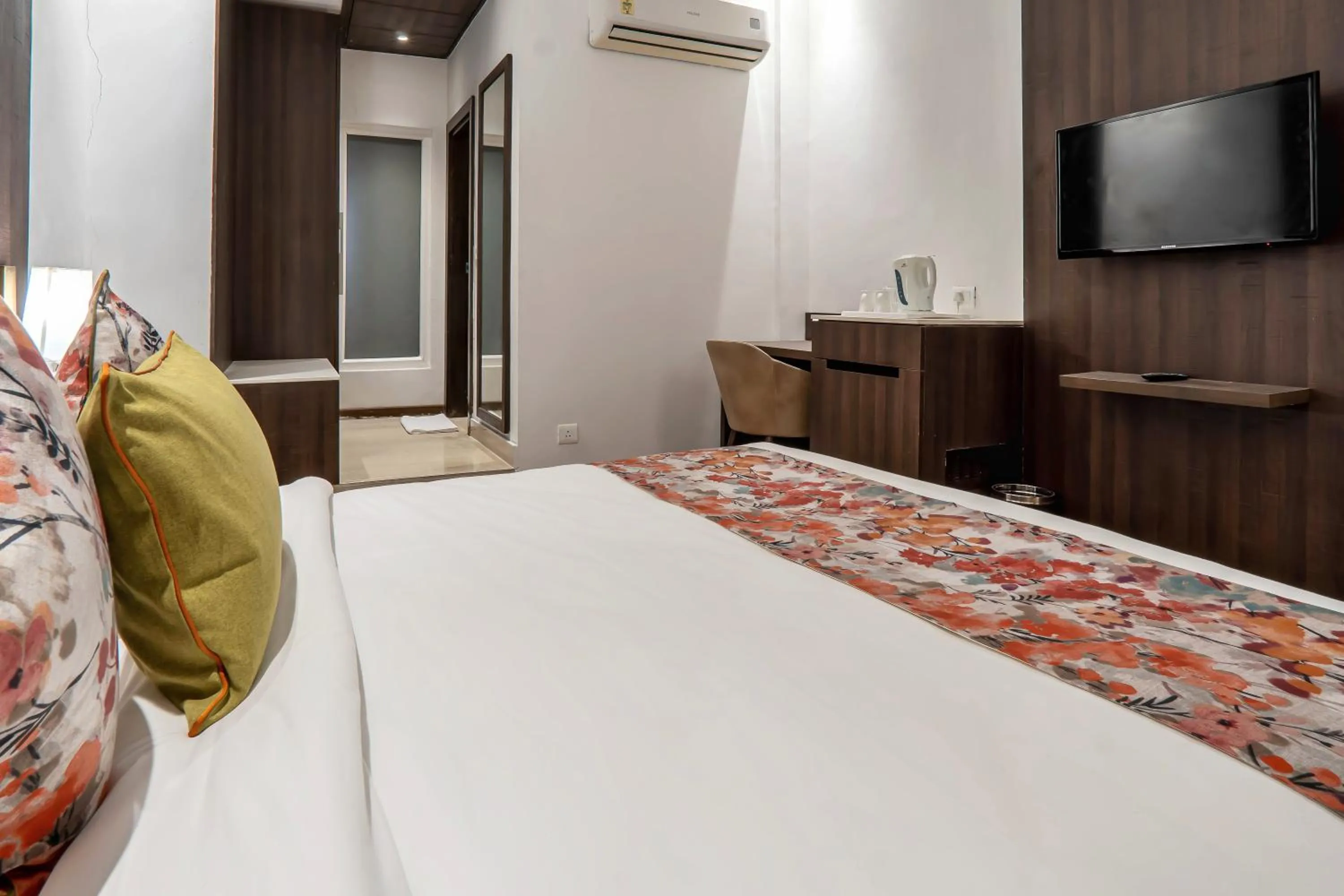 Bedroom, Bed in Hotel Le ROI Lake View Koti