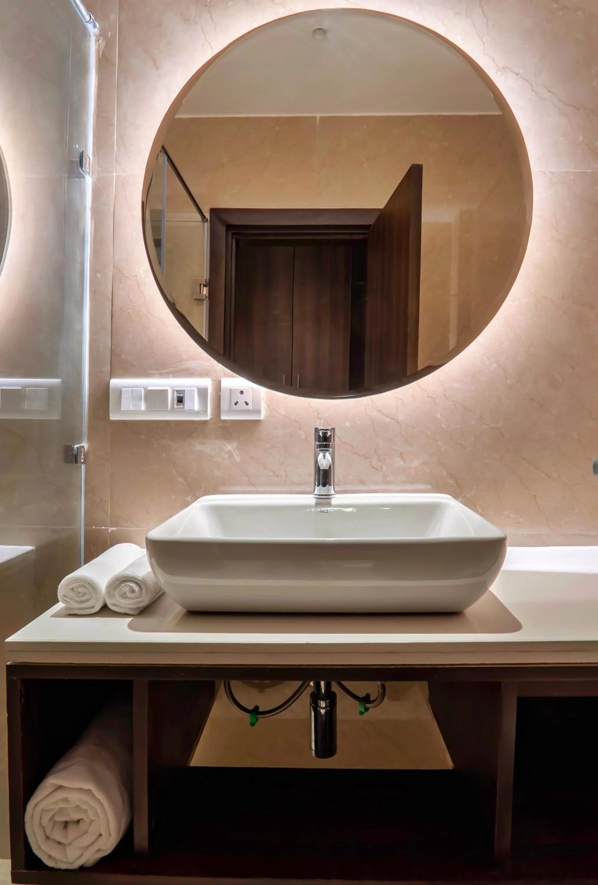 Bathroom in Hotel Le ROI Lake View Koti