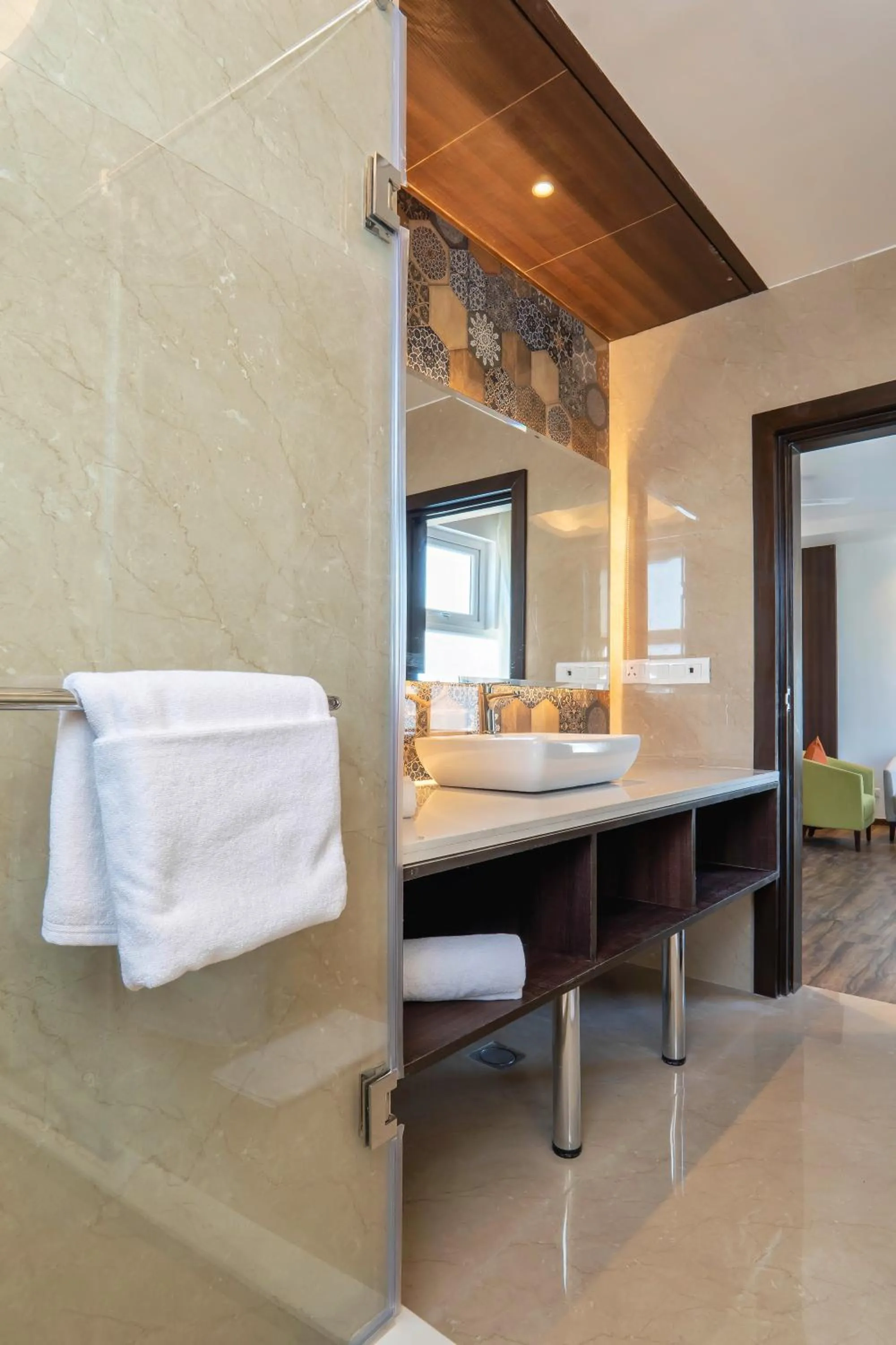 Bathroom, Bed in Hotel Le ROI Lake View Koti