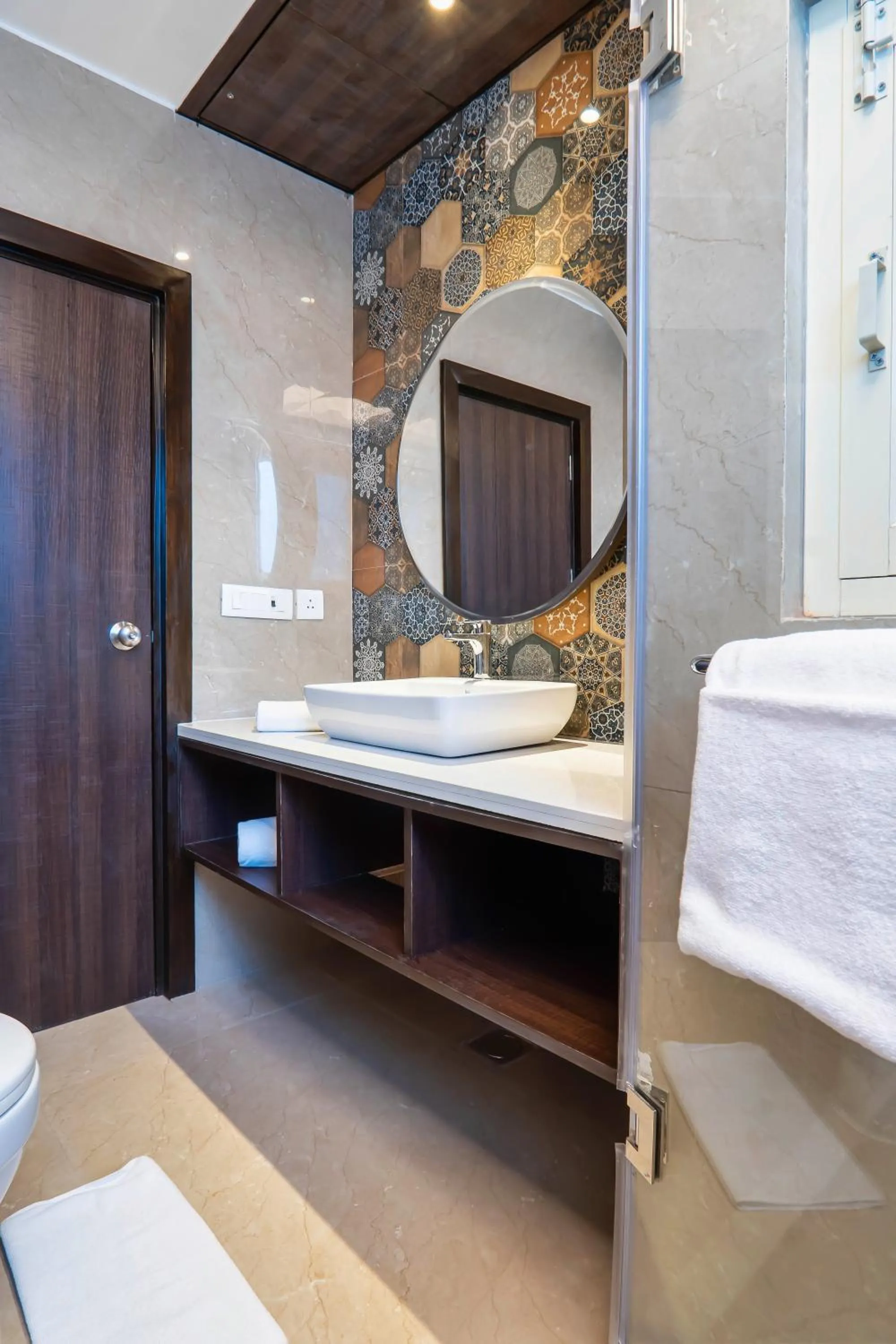 Bathroom in Hotel Le ROI Lake View Koti