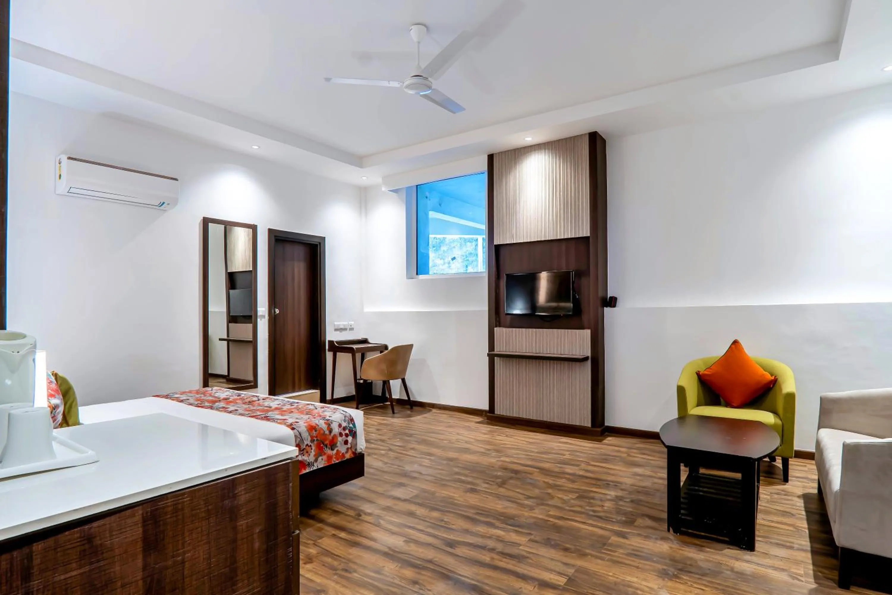 Bedroom, Bed in Hotel Le ROI Lake View Koti