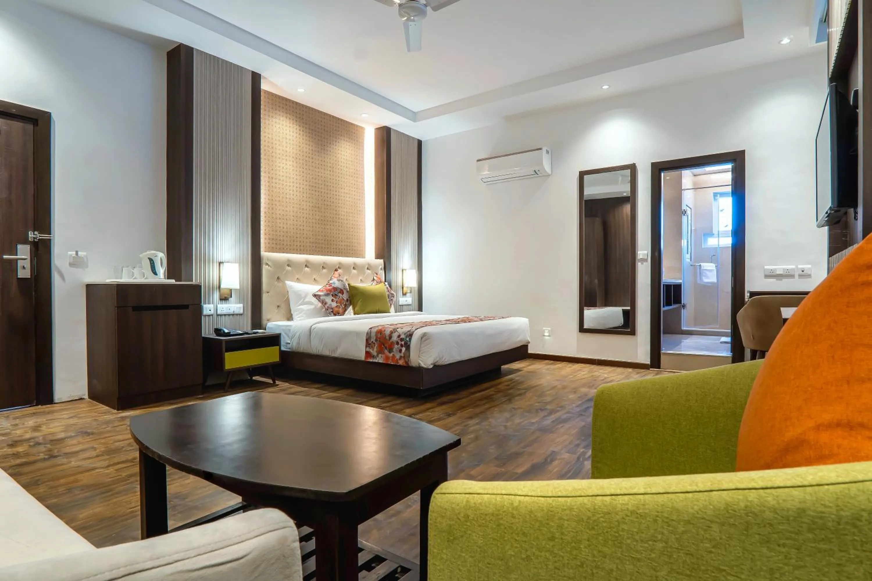 Seating area, Bed in Hotel Le ROI Lake View Koti