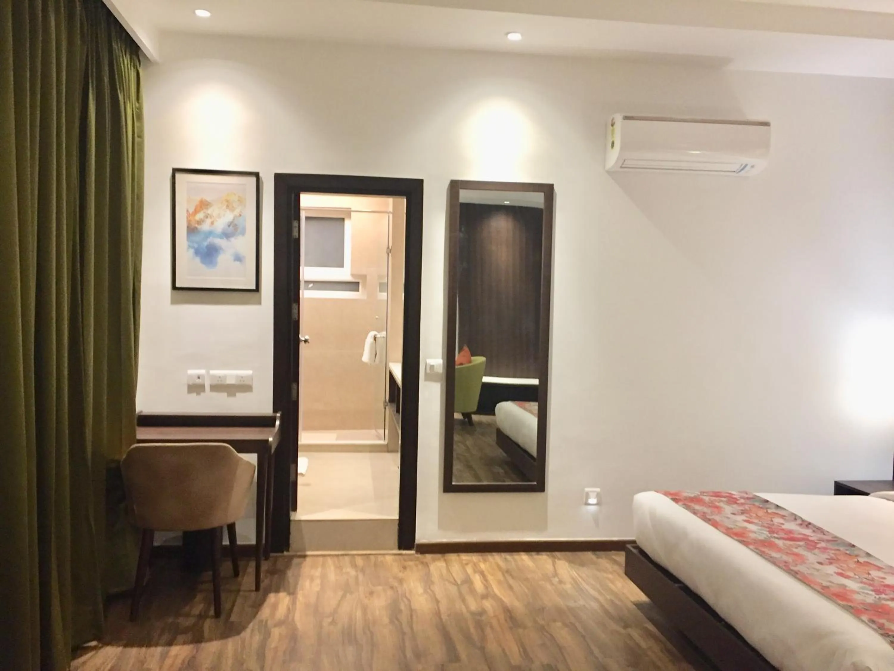 Bedroom, Bed in Hotel Le ROI Lake View Koti