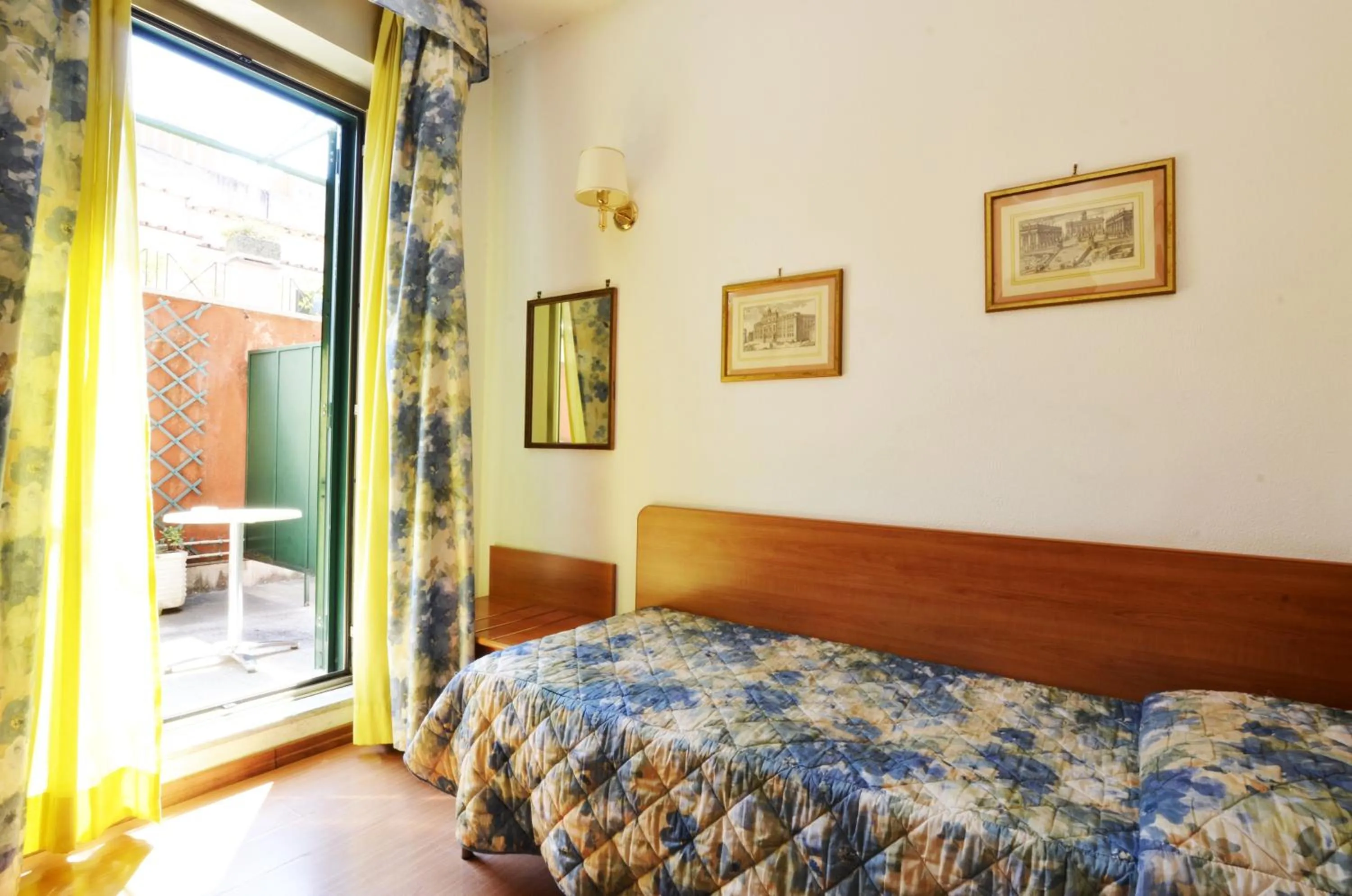 Balcony/Terrace, Bed in Hotel Tirreno