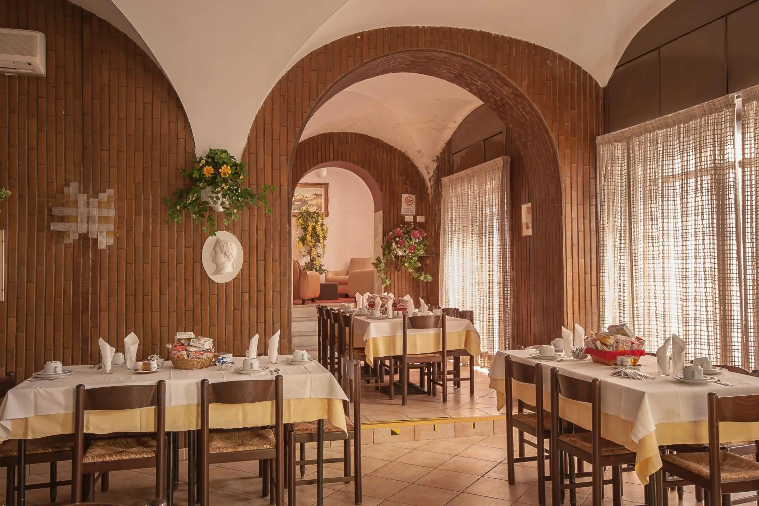 Restaurant/places to eat in Hotel Tirreno