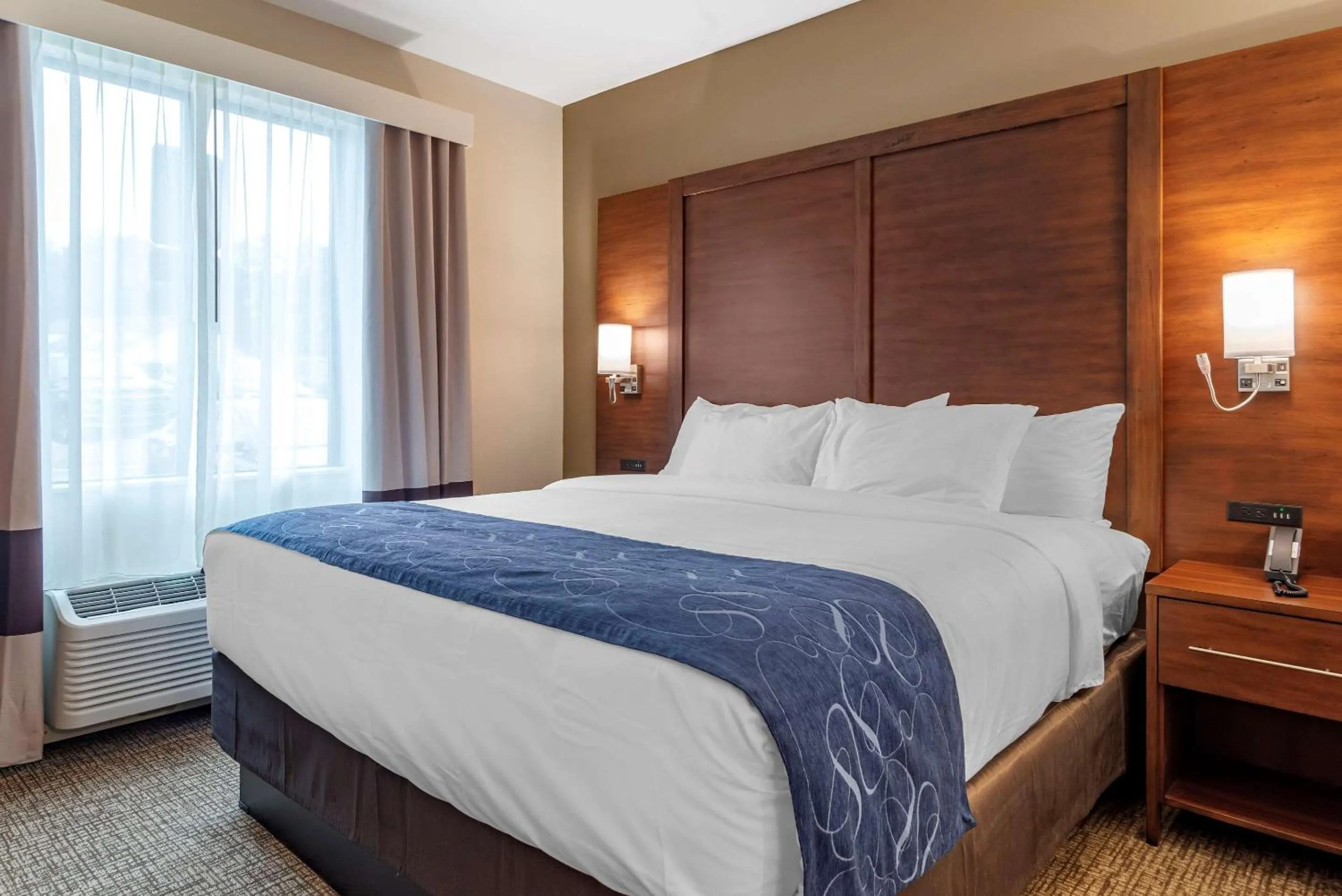 Photo of the whole room, Bed in Comfort Suites Newnan