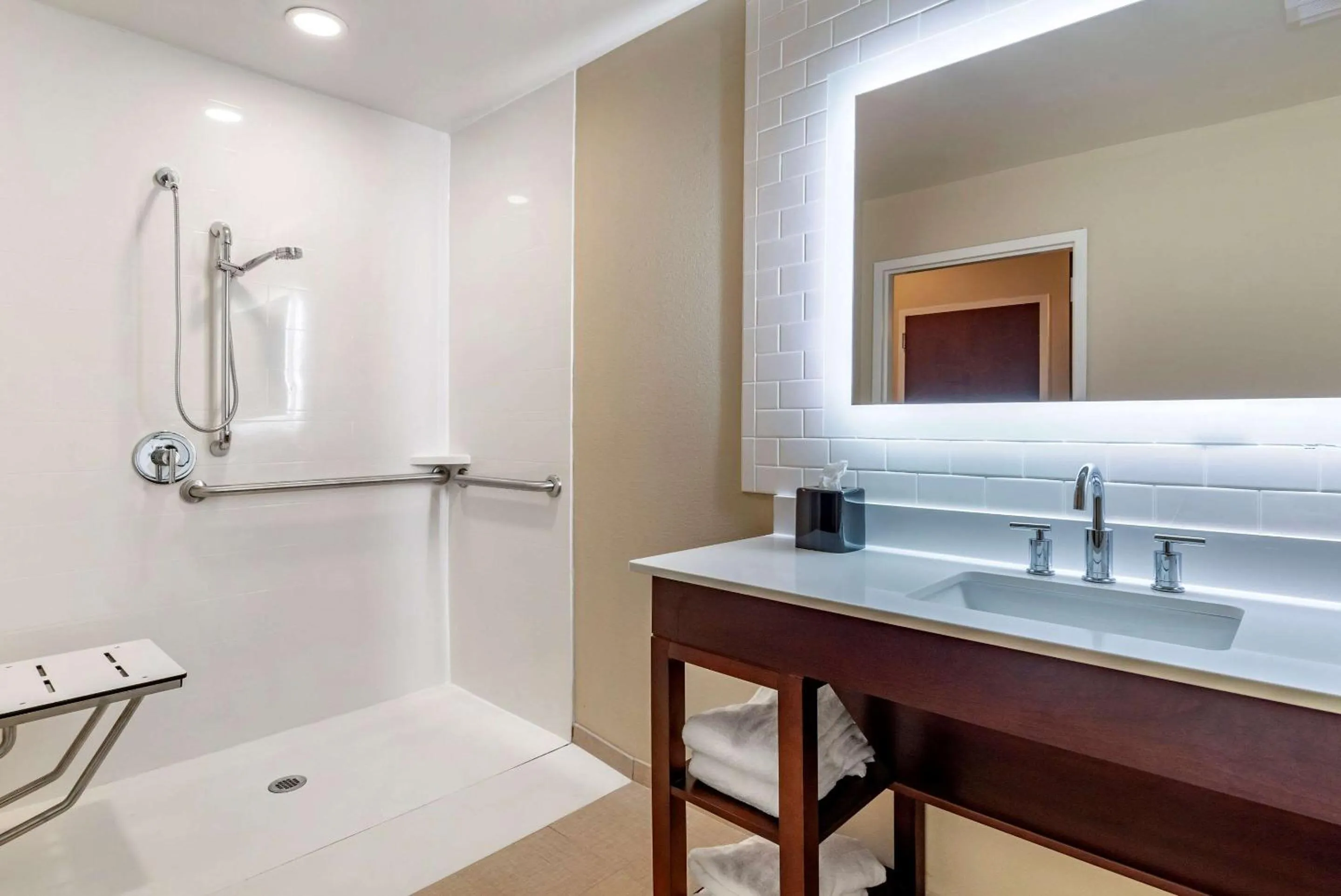 Photo of the whole room in Comfort Suites Newnan