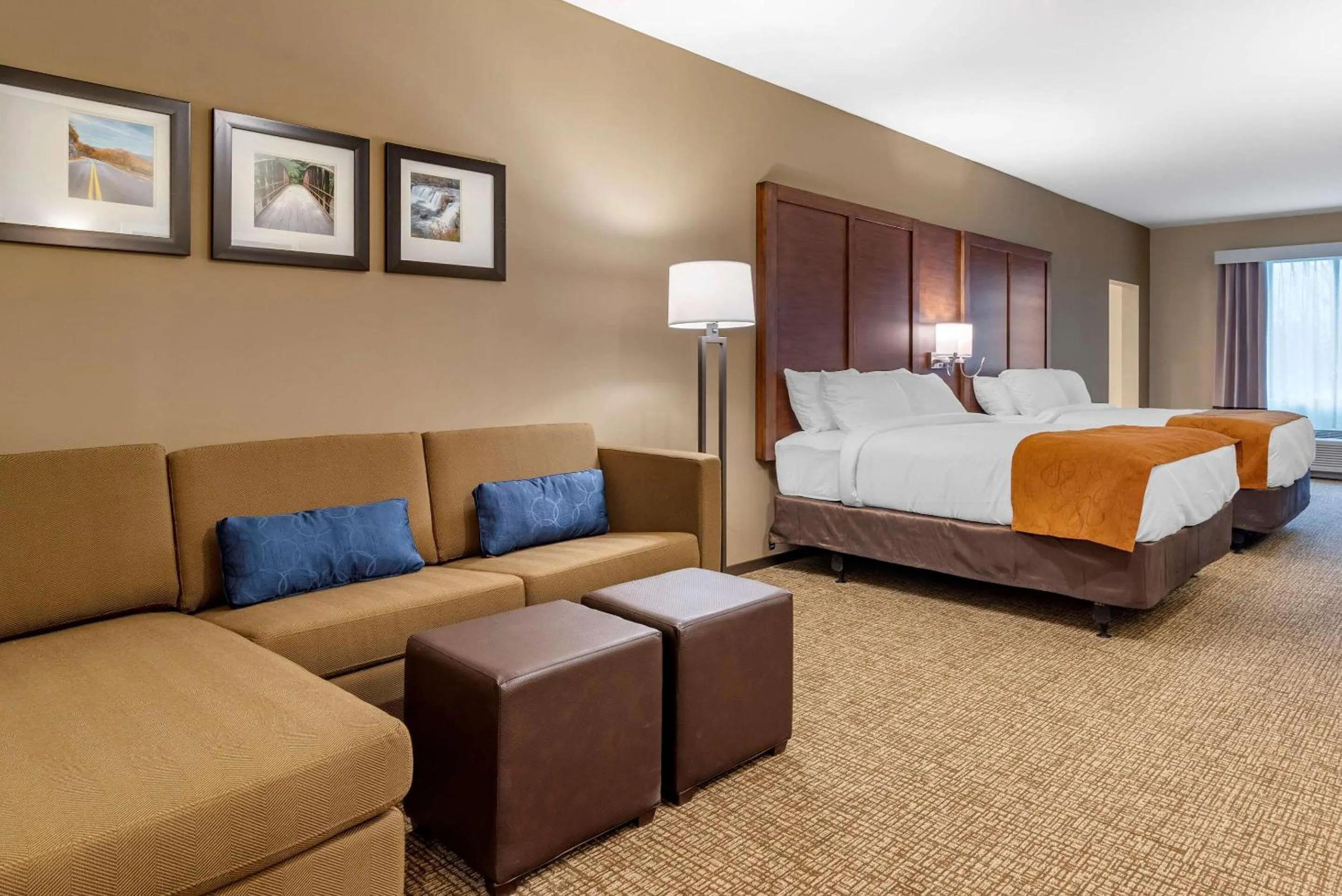 Photo of the whole room, Bed in Comfort Suites Newnan