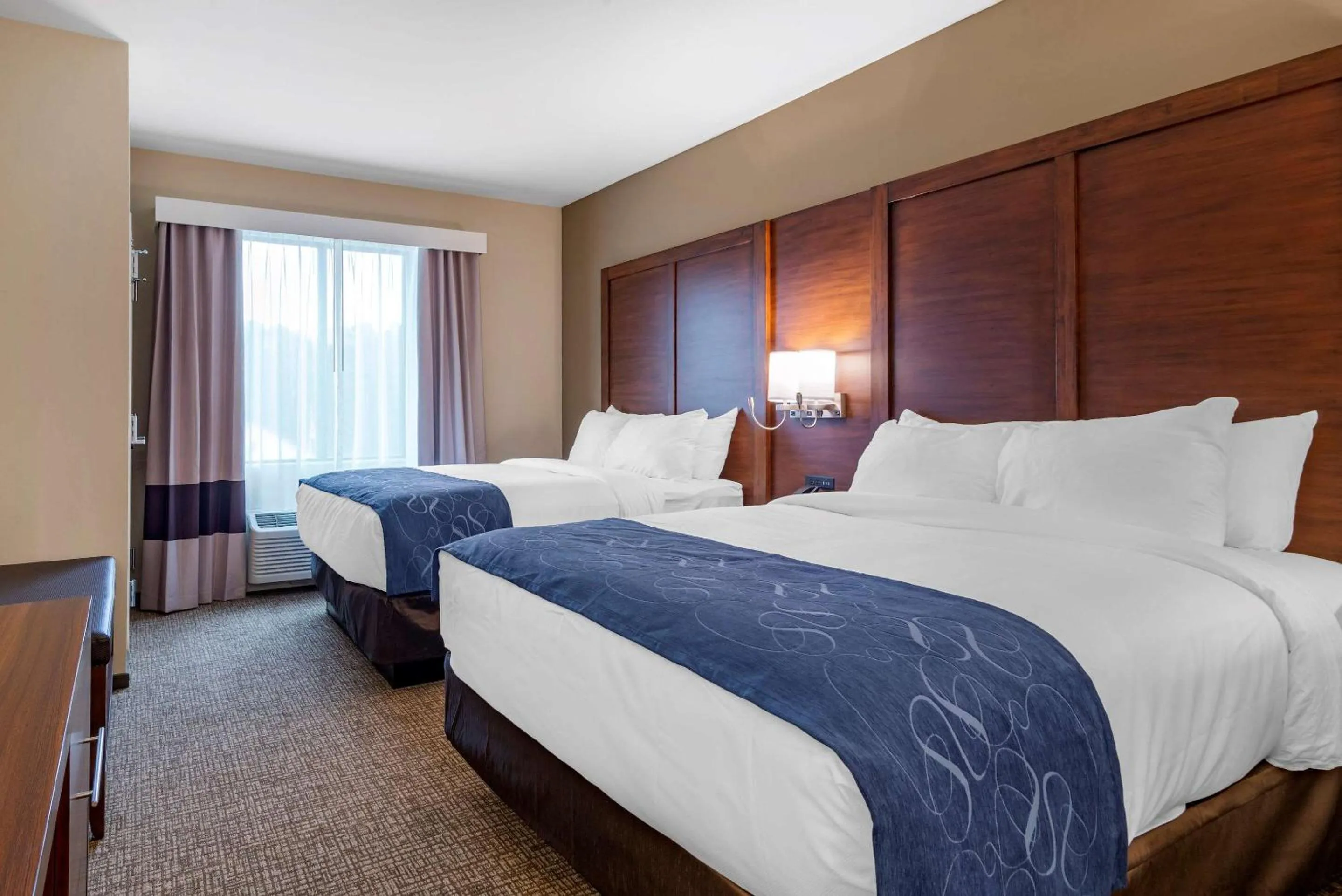 Photo of the whole room, Bed in Comfort Suites Newnan