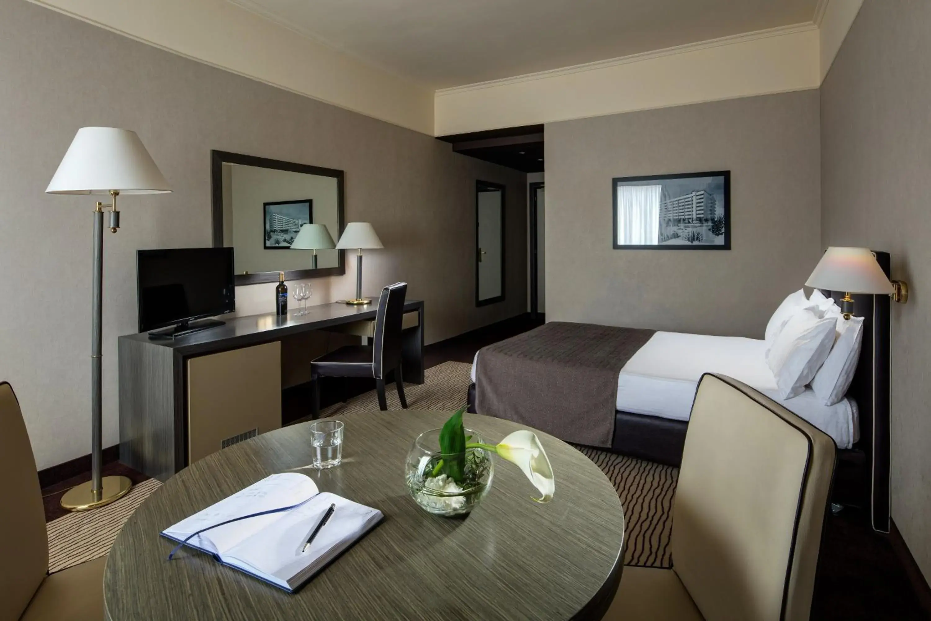 Standard Queen Room in Holiday Inn Rome - Eur Parco Dei Medici, an IHG Hotel Standard Queen Room in Holiday Inn Rome - Eur Parco Dei Medici, an IHG Hotel