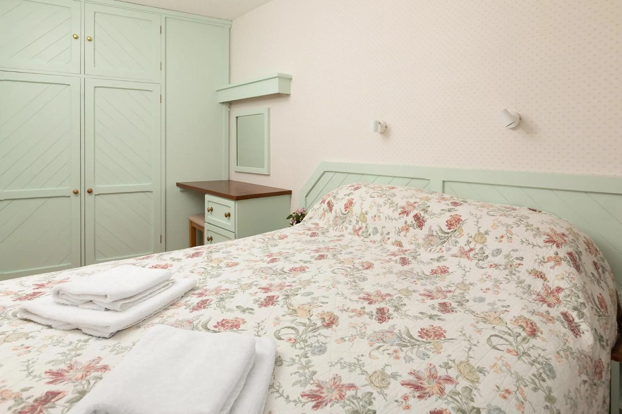 Bedroom, Bed in Galwad y Mor