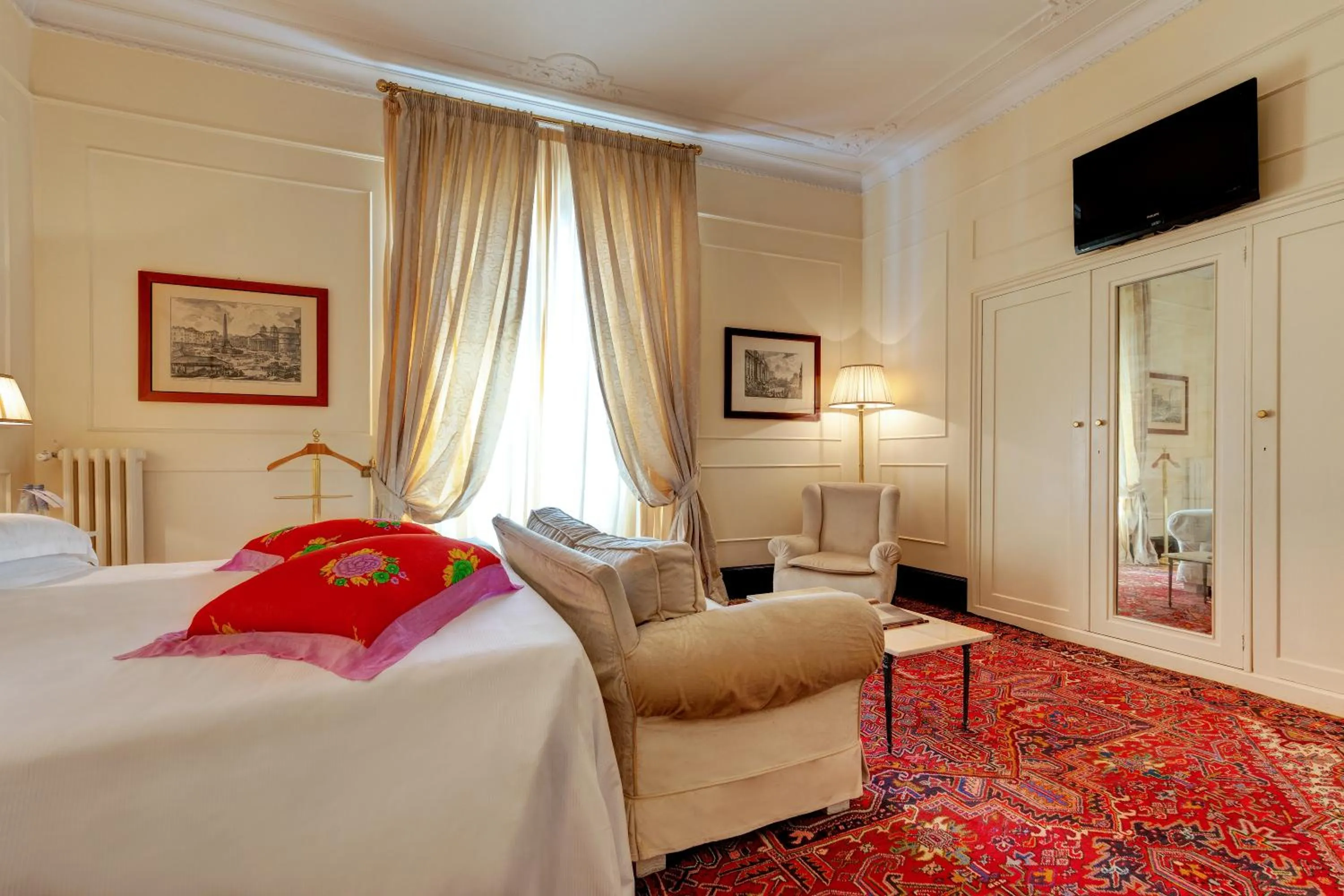Bedroom, Bed in Grand Hotel Plaza