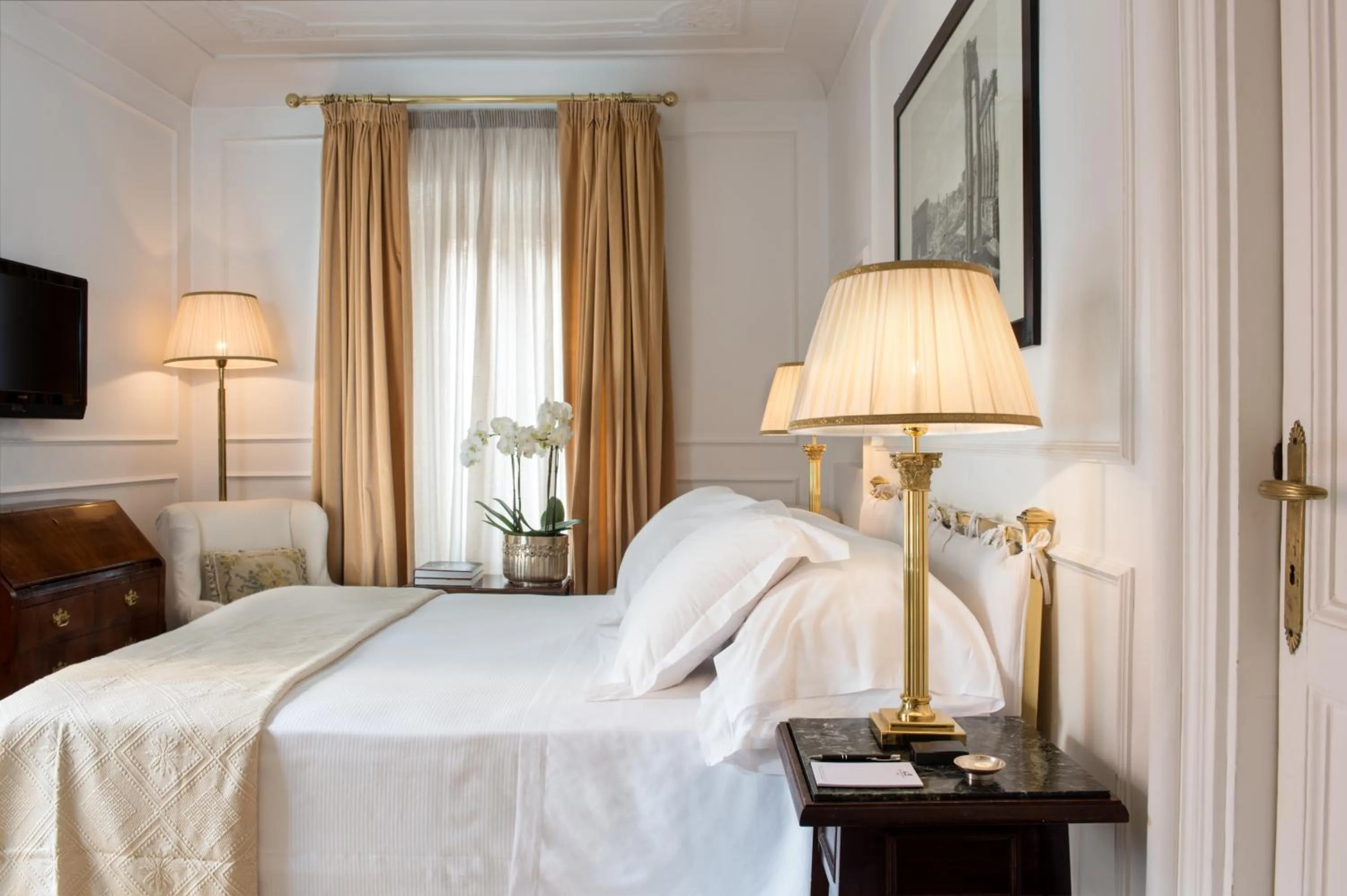 Bedroom, Bed in Grand Hotel Plaza