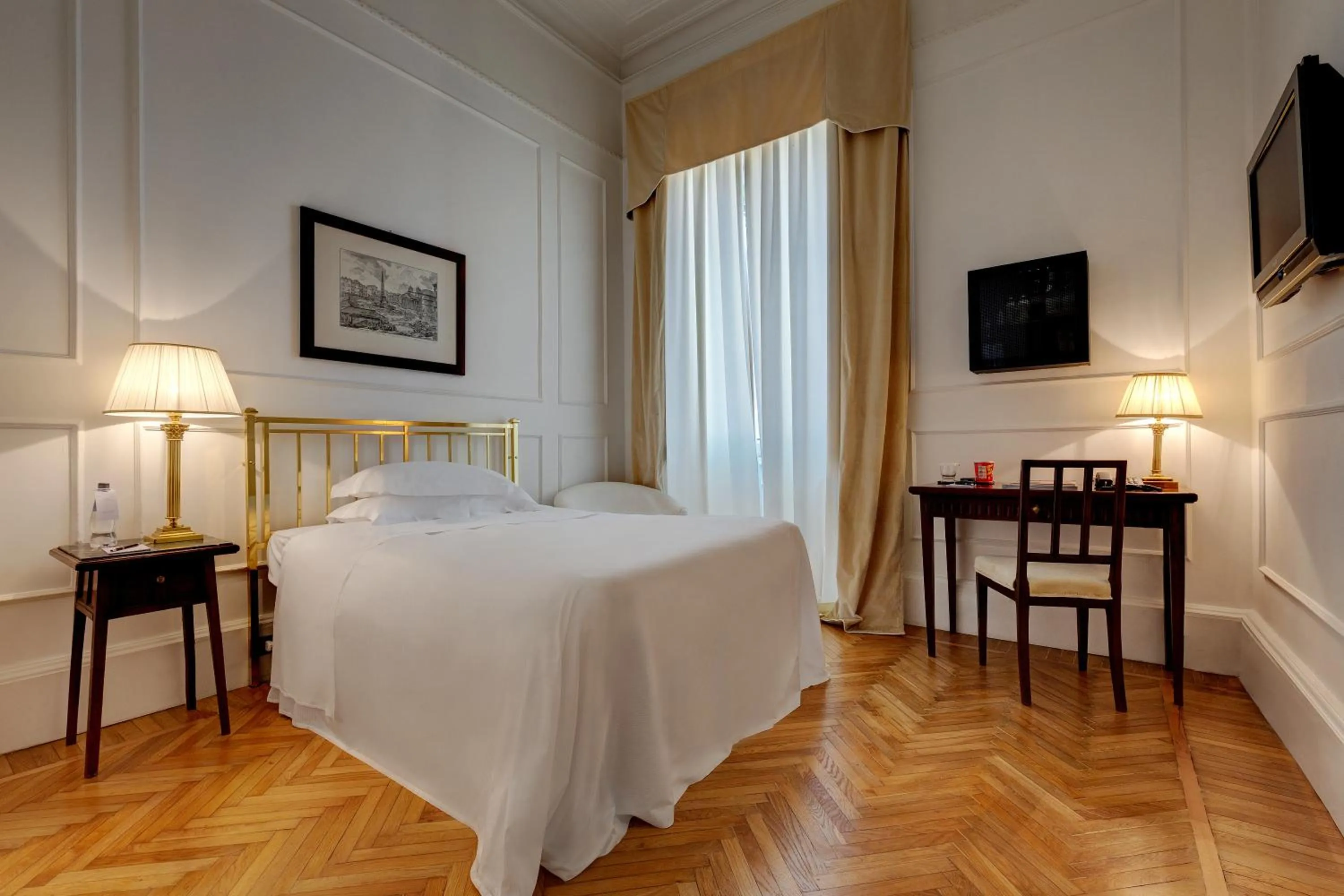 Bedroom, Bed in Grand Hotel Plaza