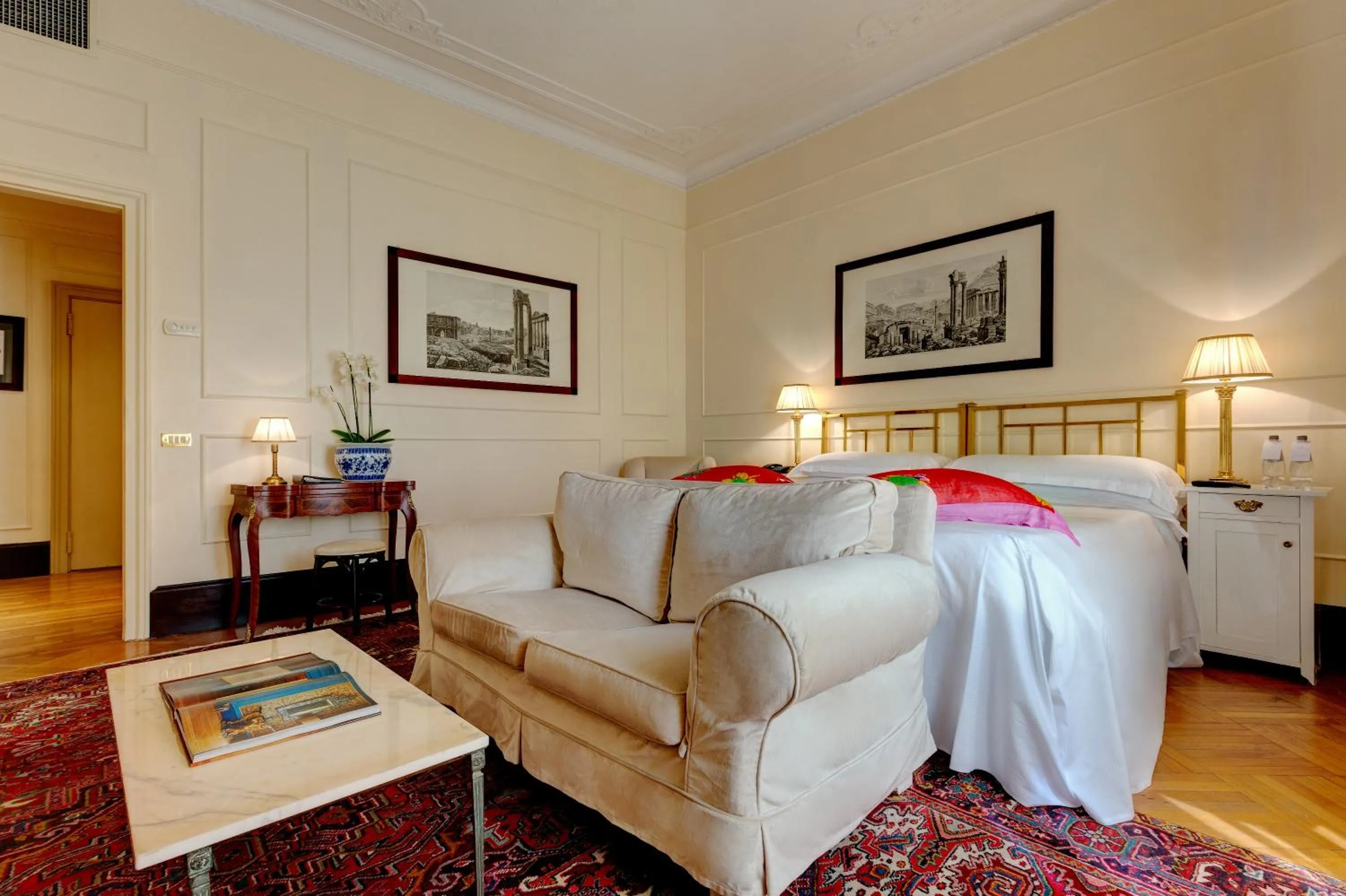 Bedroom, Bed in Grand Hotel Plaza