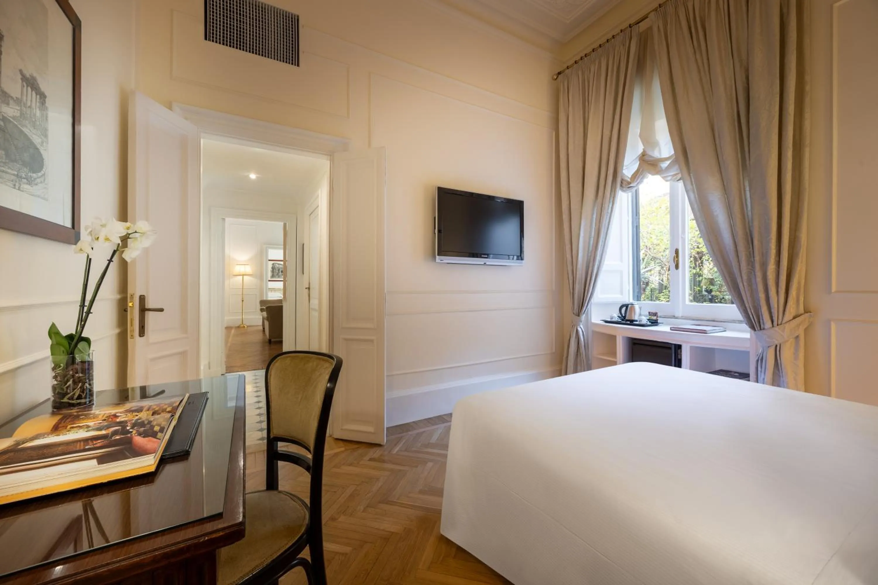 Bedroom, Bed in Grand Hotel Plaza