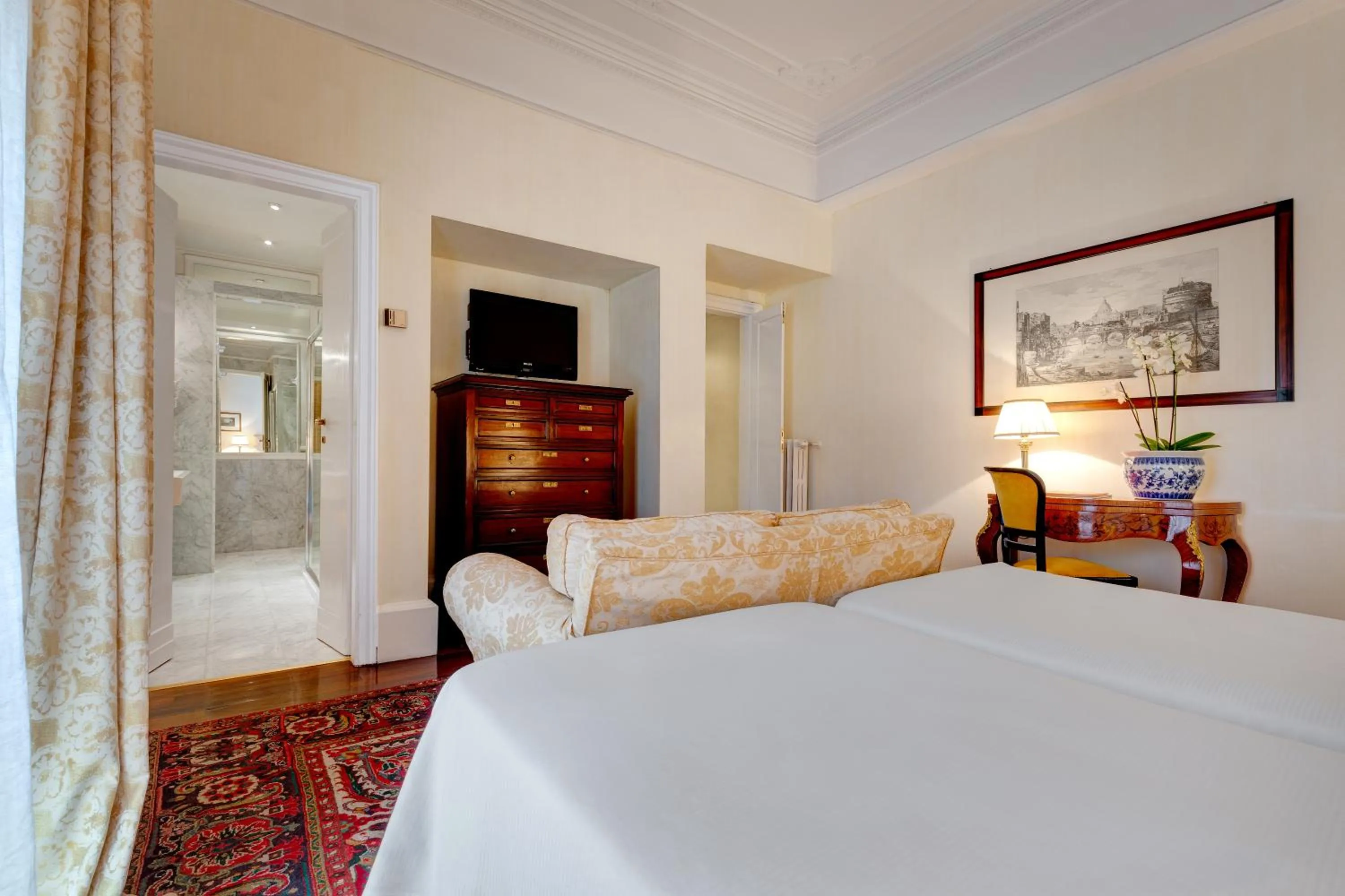 Bedroom, Bed in Grand Hotel Plaza