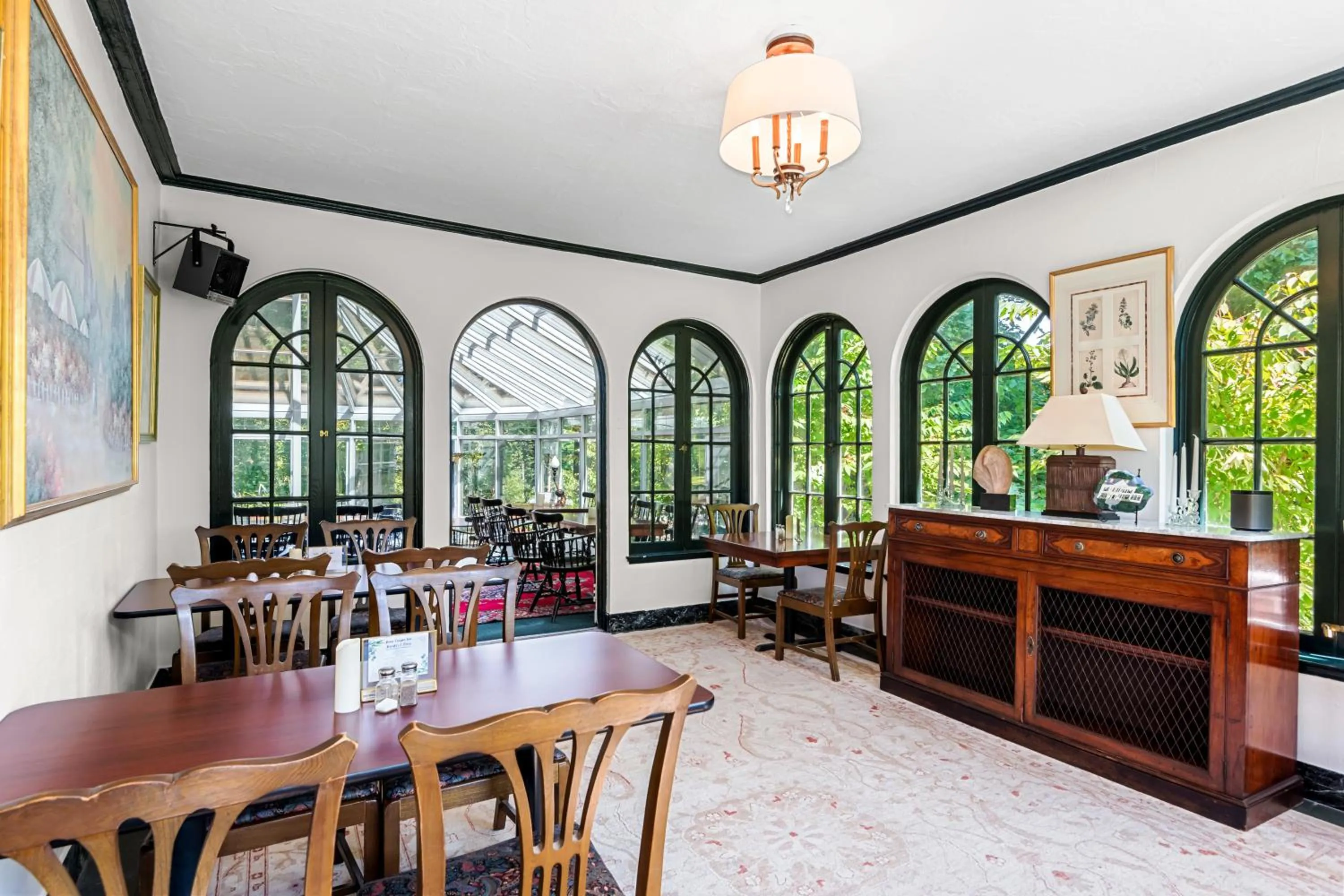 Dining area in Benn Conger Inn