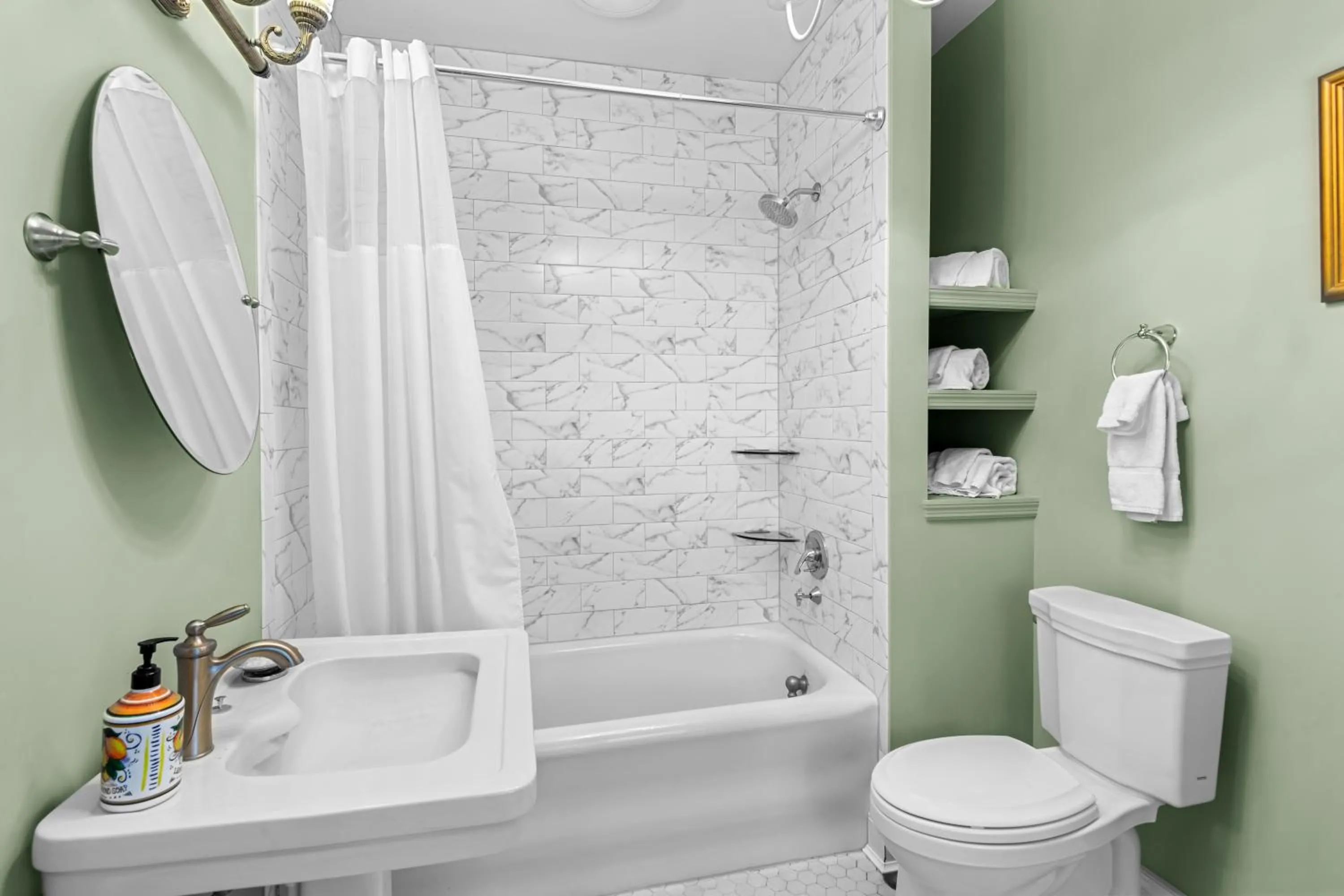 Shower in Benn Conger Inn