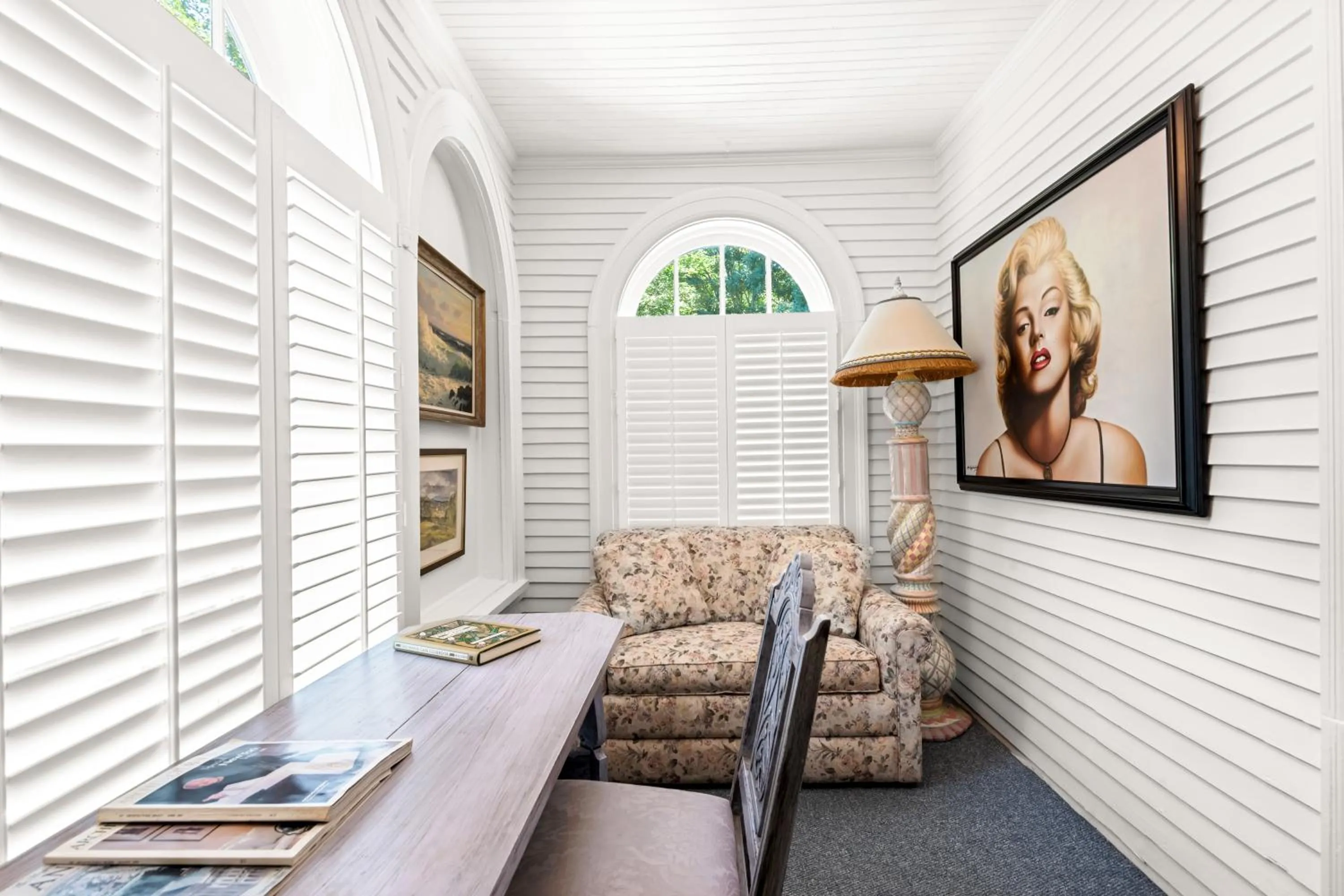 Seating area in Benn Conger Inn