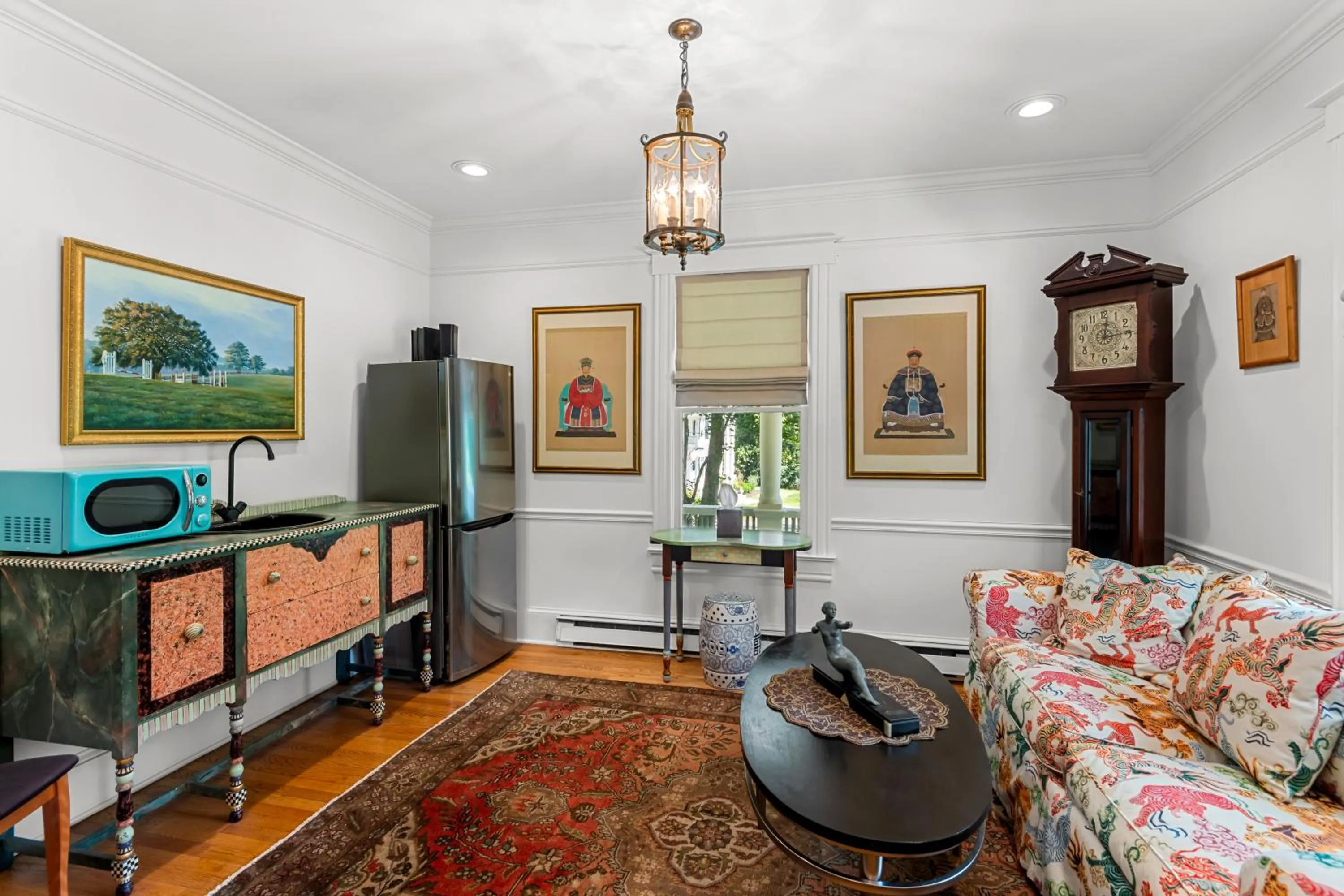 Seating area in Benn Conger Inn