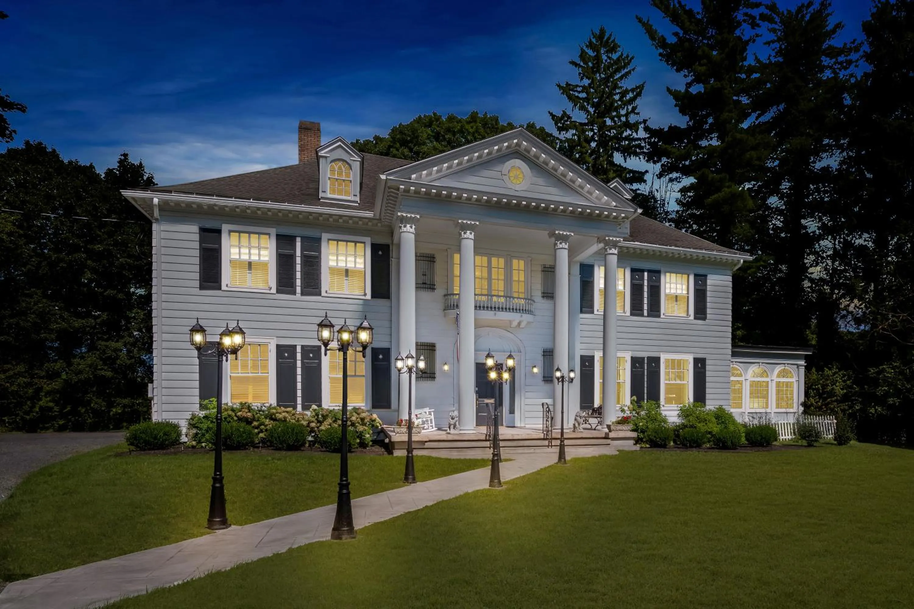 Property building in Benn Conger Inn