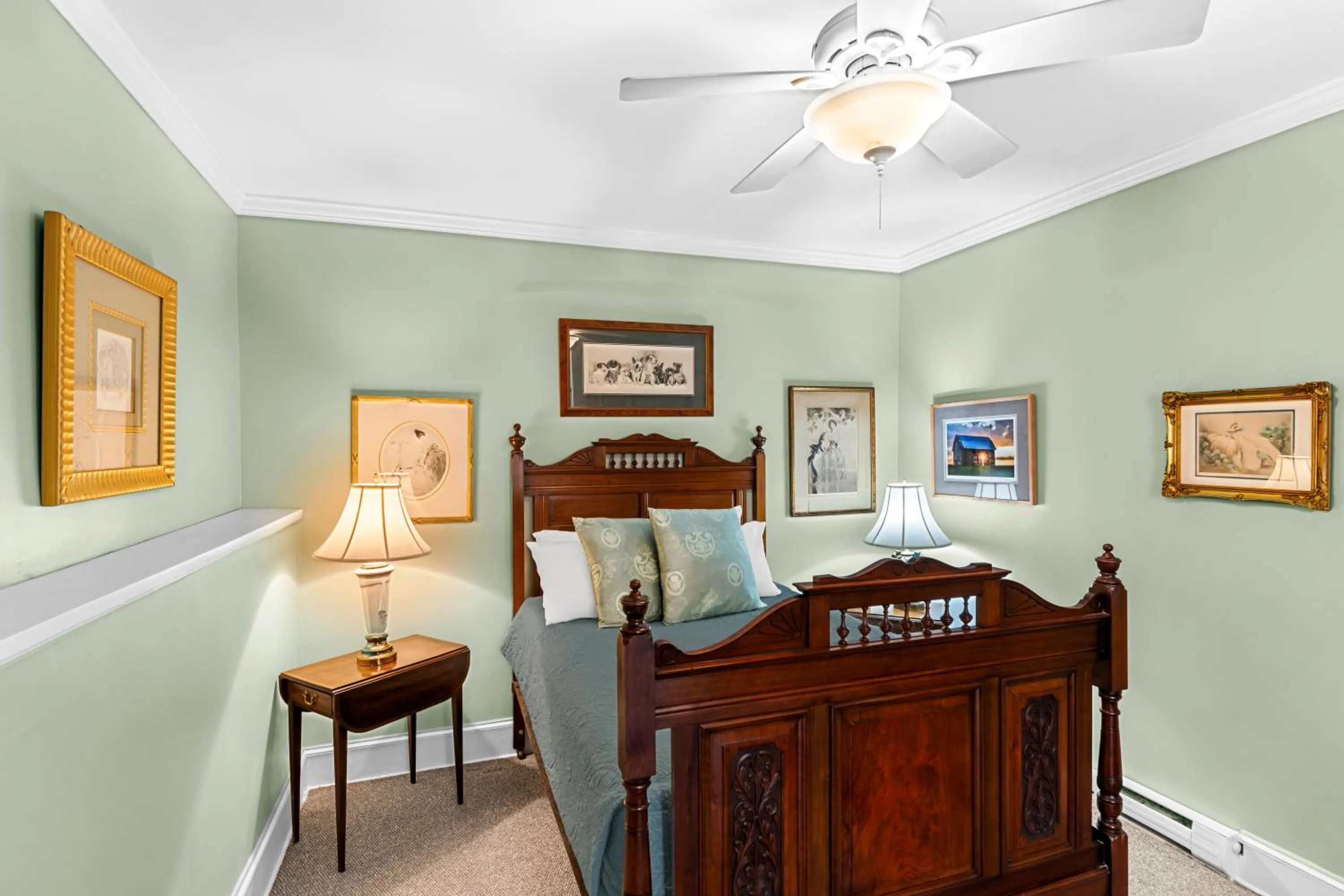 Bed in Benn Conger Inn