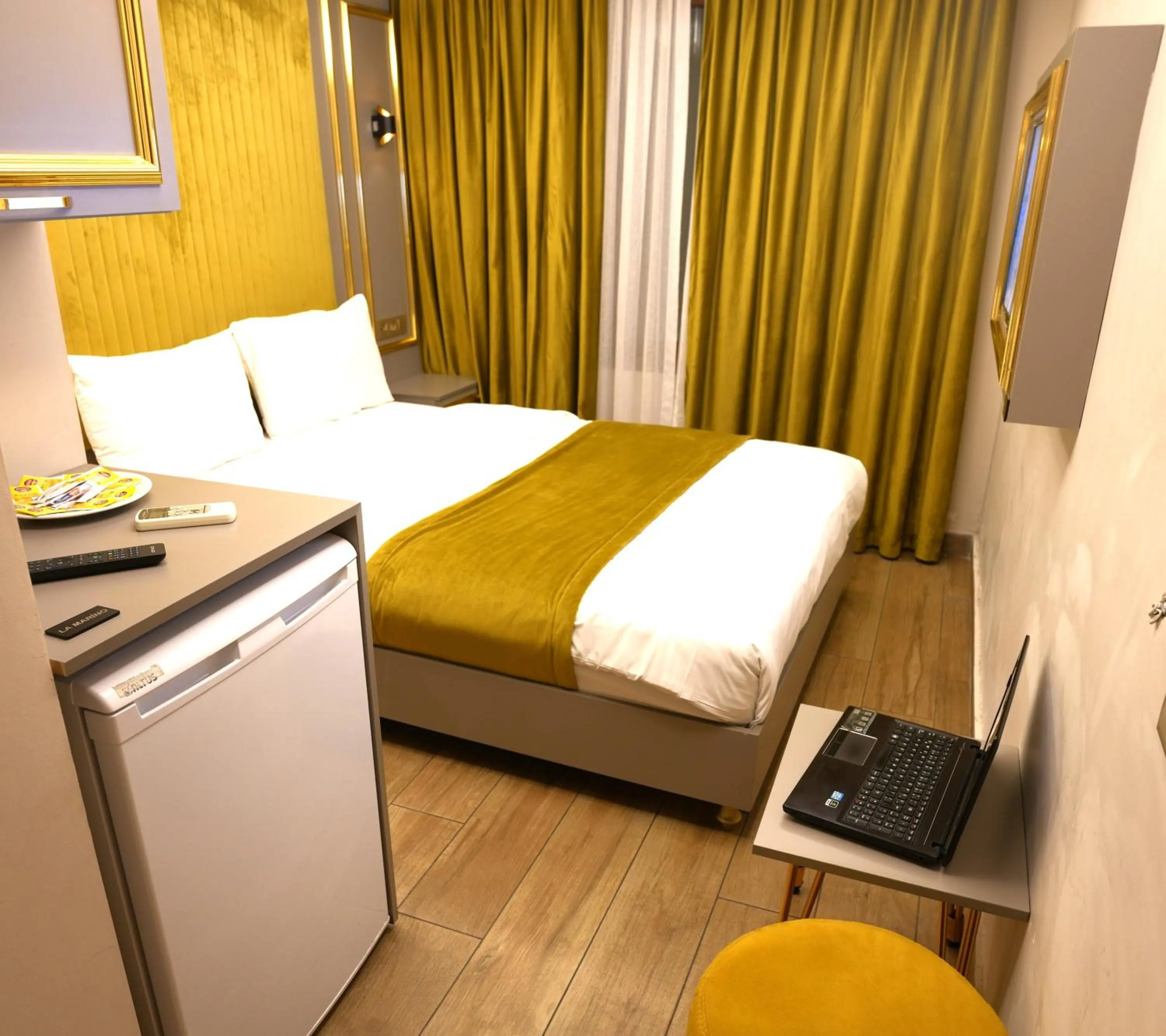 TV and multimedia, Bed in Taksim La Marino Hotel