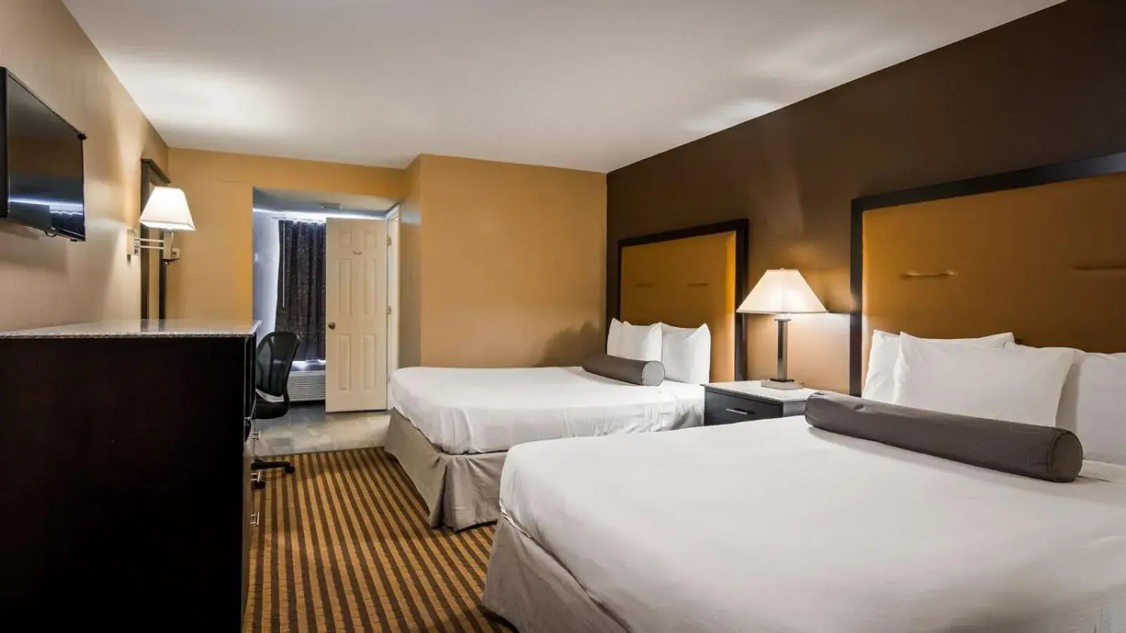 Queen Room with Two Queen Beds - Smoking in Travelodge by Wyndham Bellmawr Queen Room with Two Queen Beds - Smoking in Travelodge by Wyndham Bellmawr