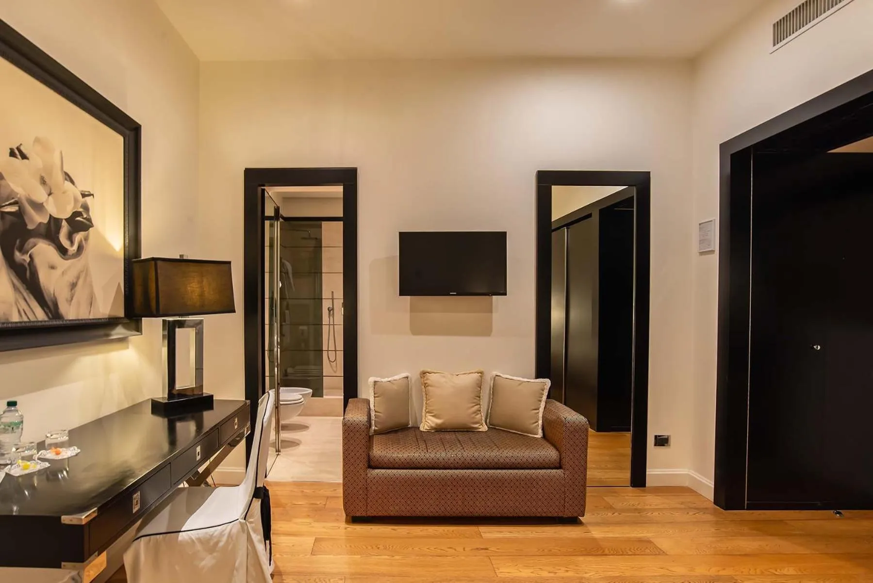 Photo of the whole room in Hotel Isa