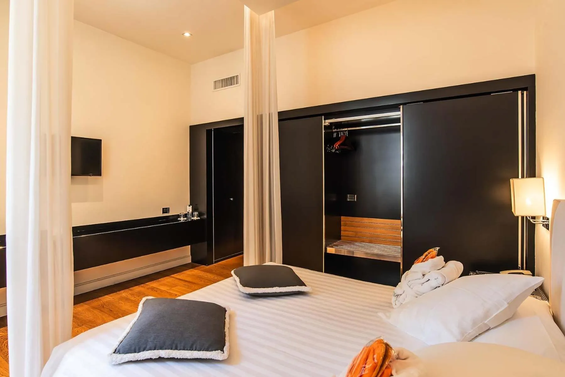 Photo of the whole room, Bed in Hotel Isa