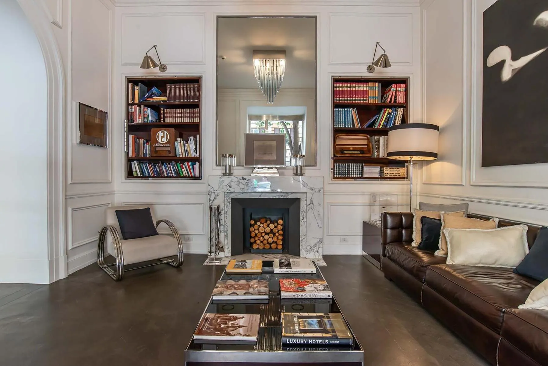 Communal lounge/ TV room in Hotel Isa