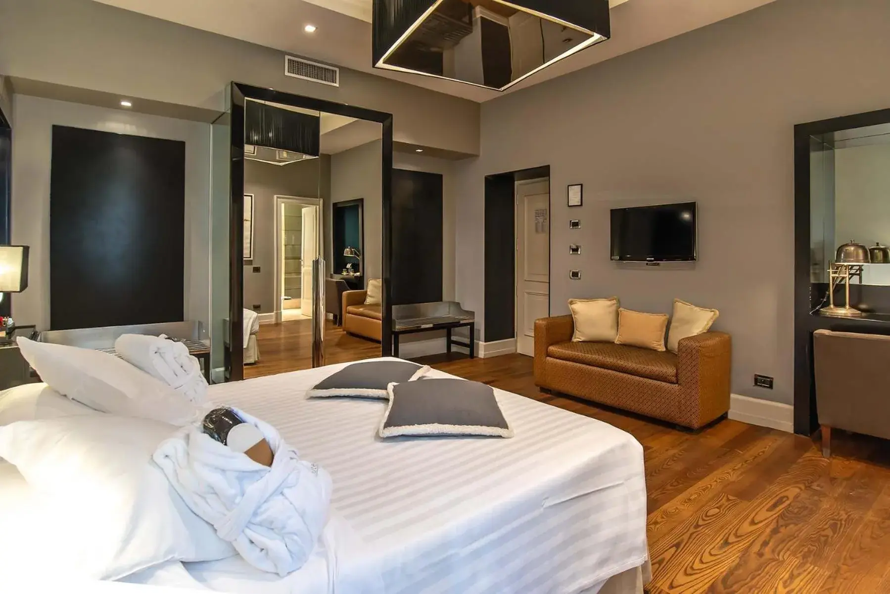 Deluxe Double Room - single occupancy in Hotel Isa Deluxe Double Room - single occupancy in Hotel Isa