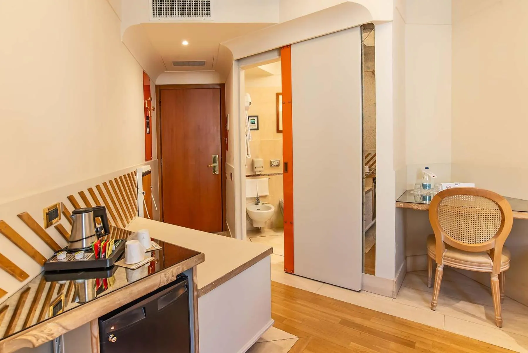 Photo of the whole room in Hotel Isa