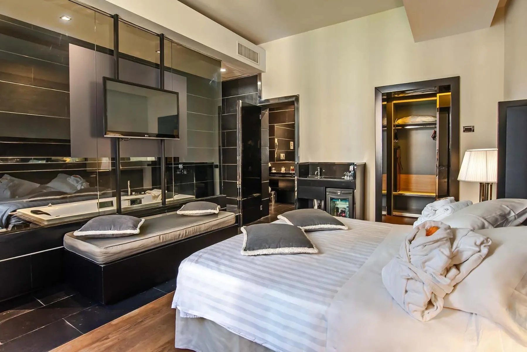 Photo of the whole room, Bed in Hotel Isa