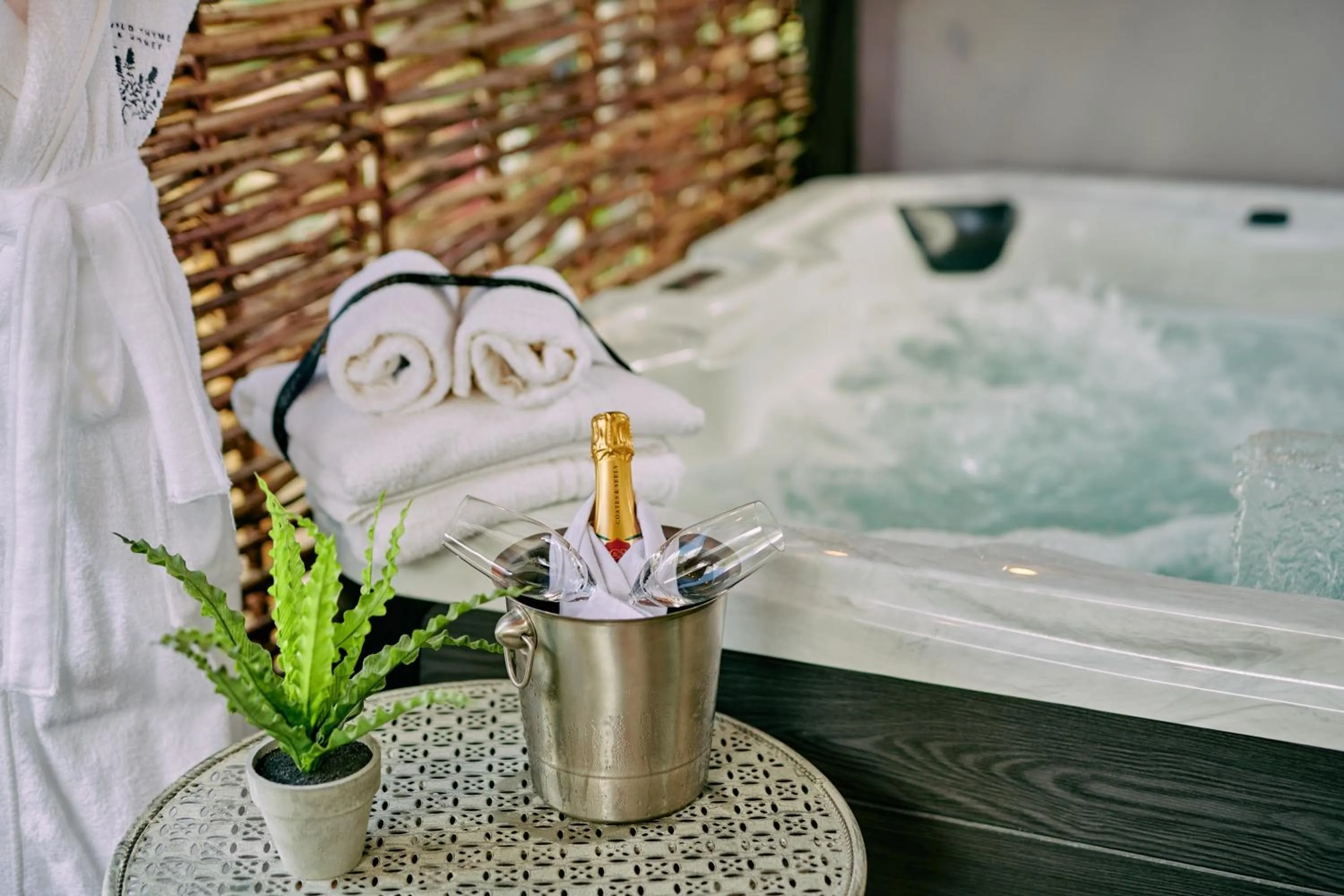 Hot Tub in Wild Thyme & Honey - Cirencester-Cotswolds
