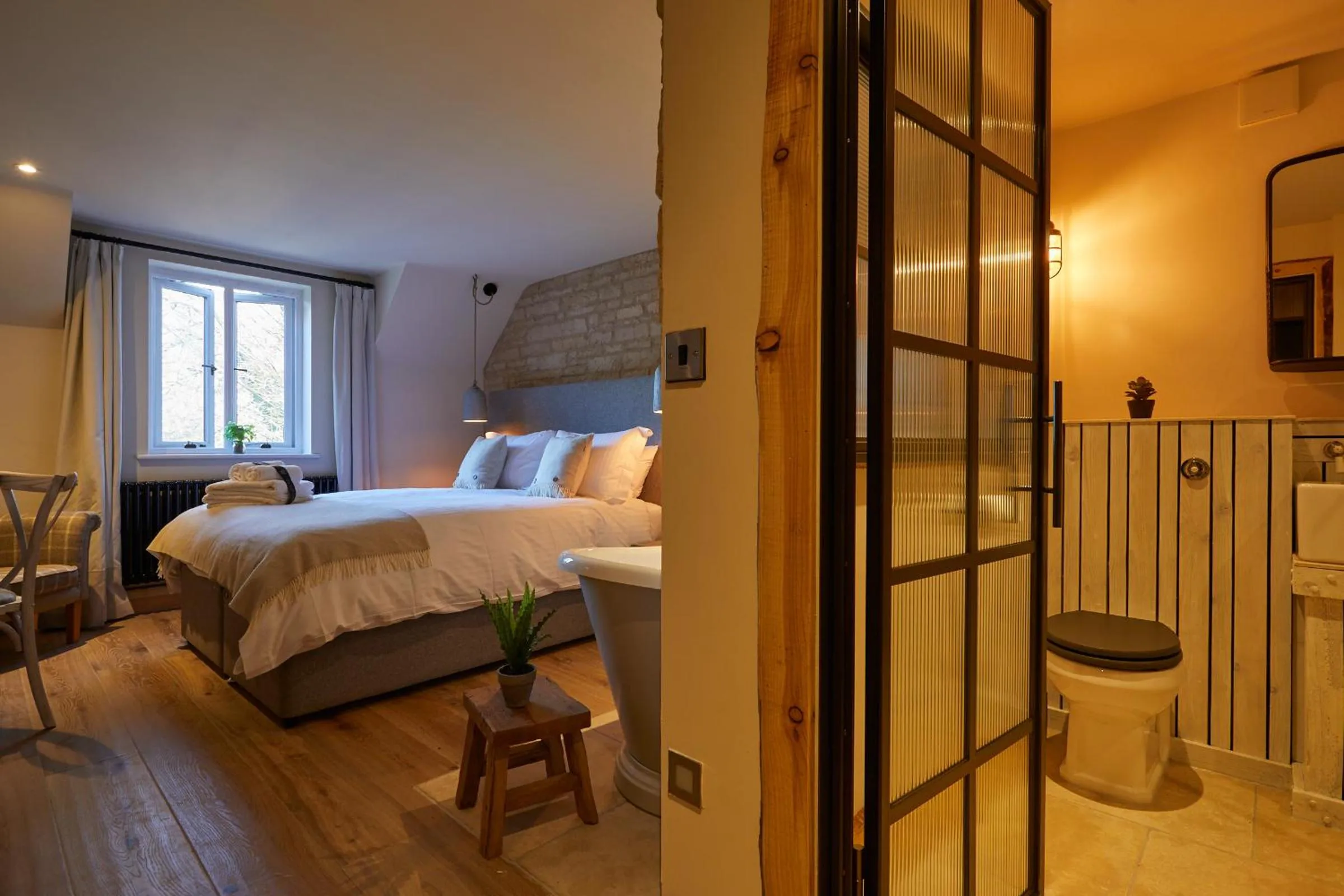 Bathroom, Bed in Wild Thyme & Honey - Cirencester-Cotswolds