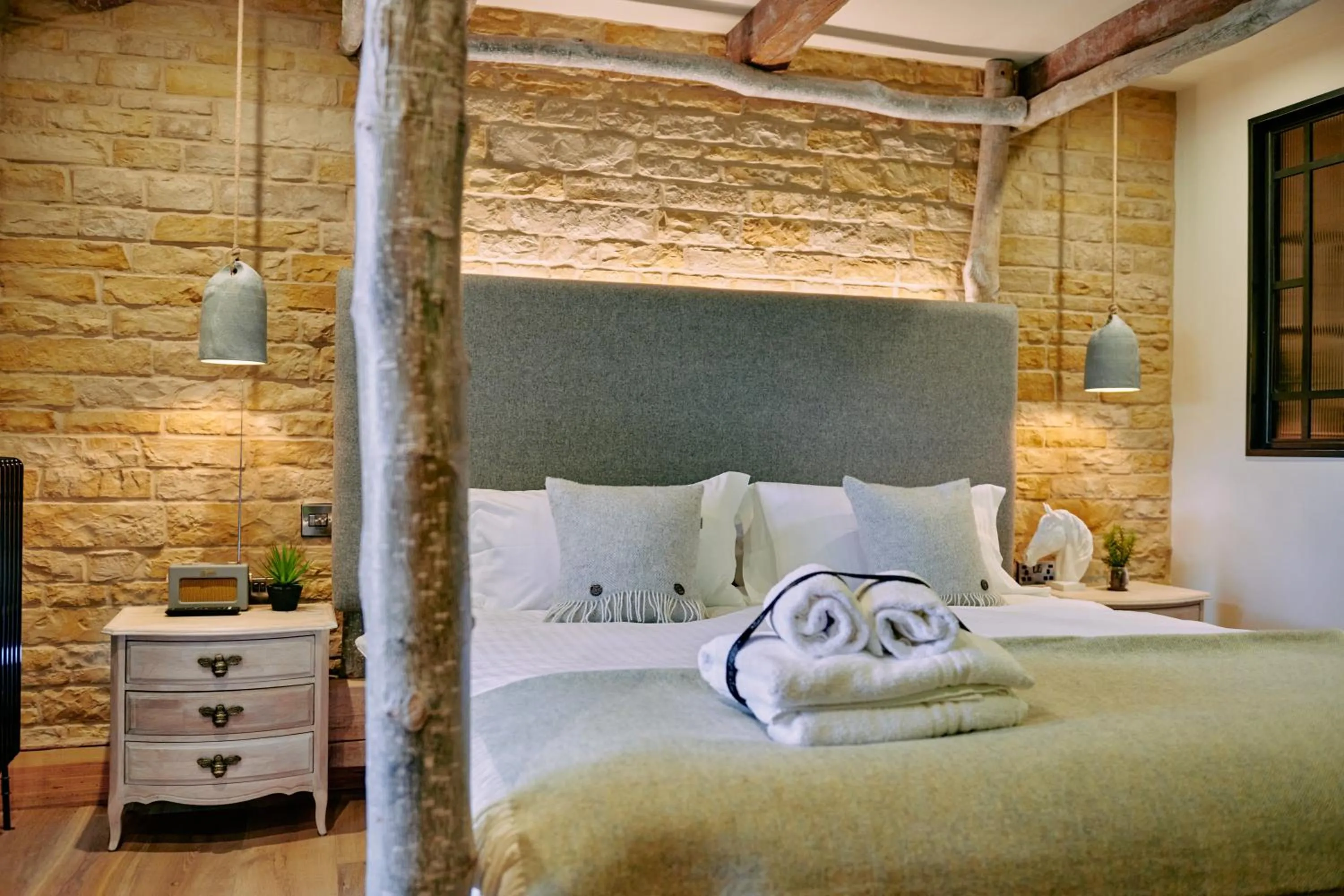 Bed in Wild Thyme & Honey - Cirencester-Cotswolds