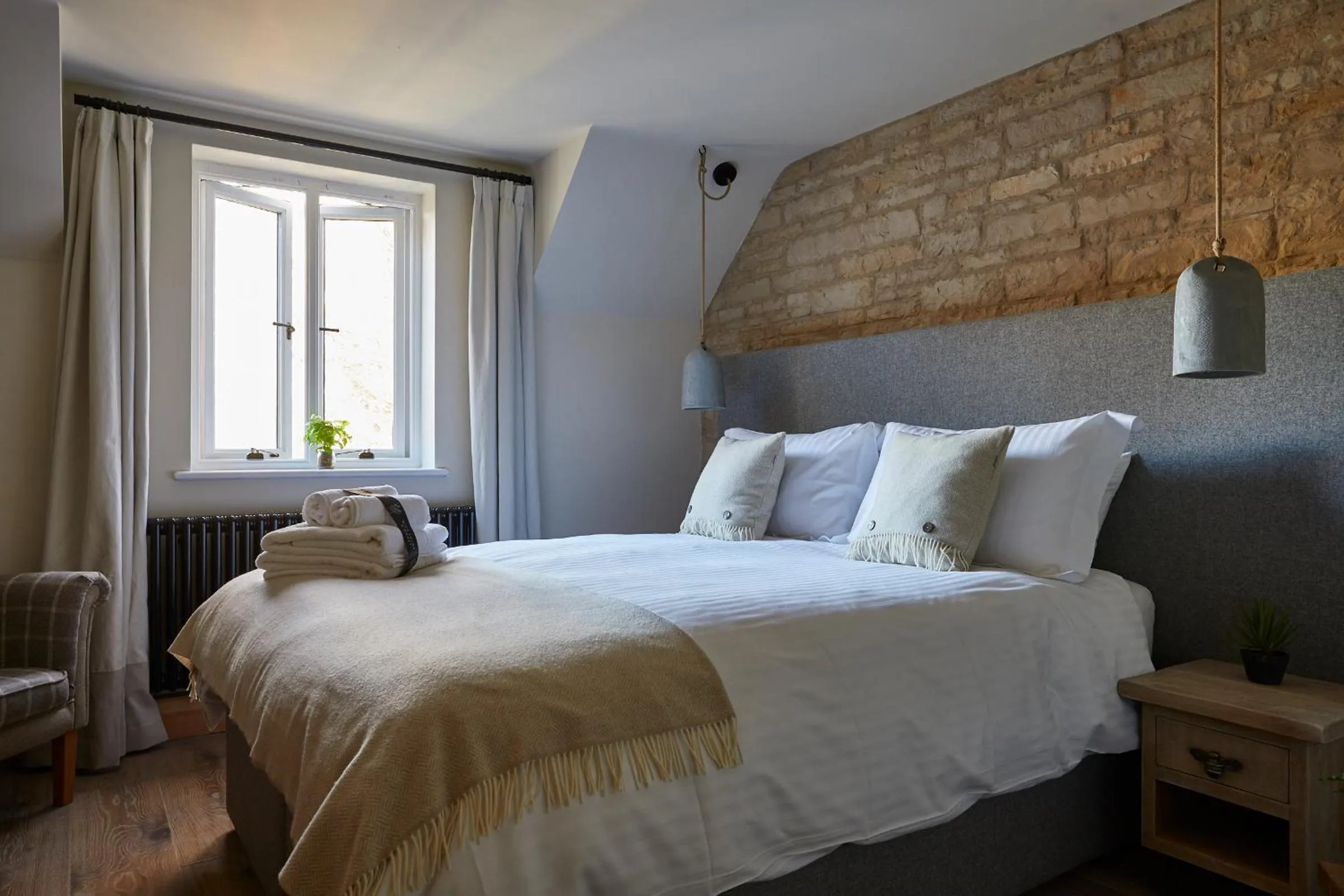 Bed in Wild Thyme & Honey - Cirencester-Cotswolds