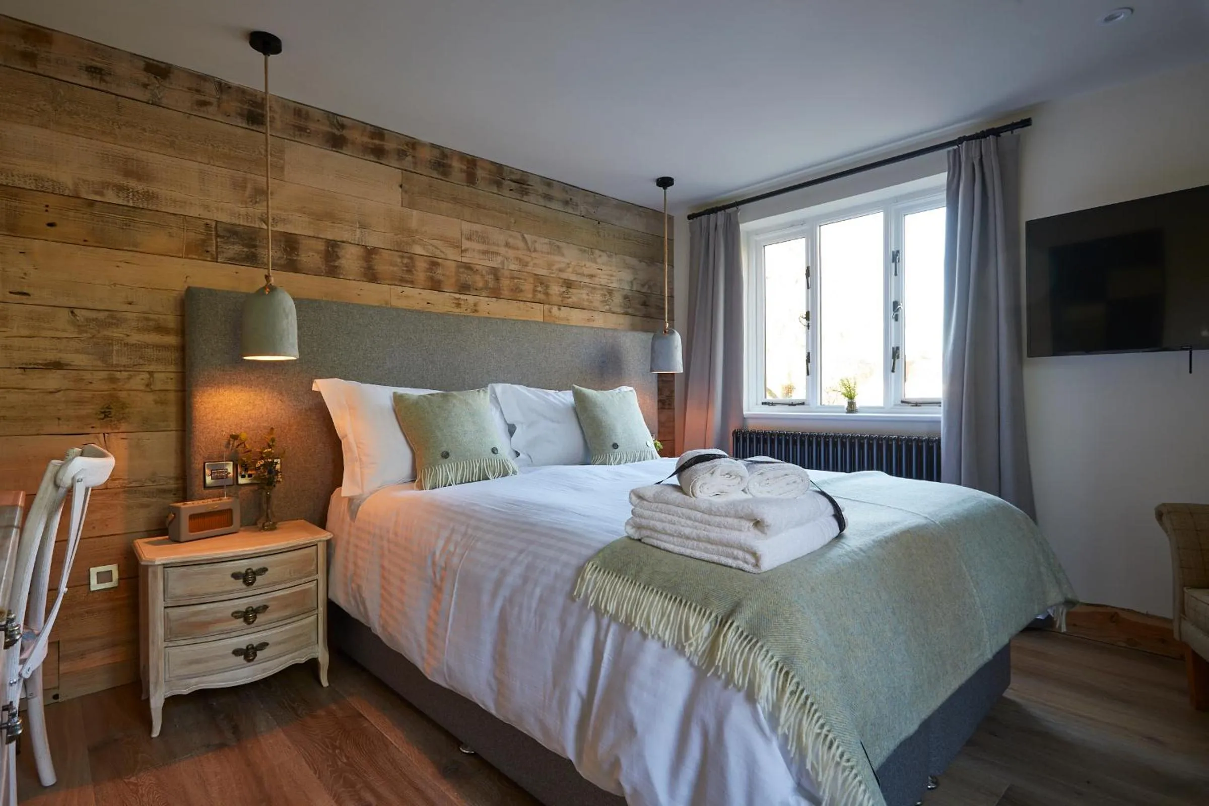 Bed in Wild Thyme & Honey - Cirencester-Cotswolds