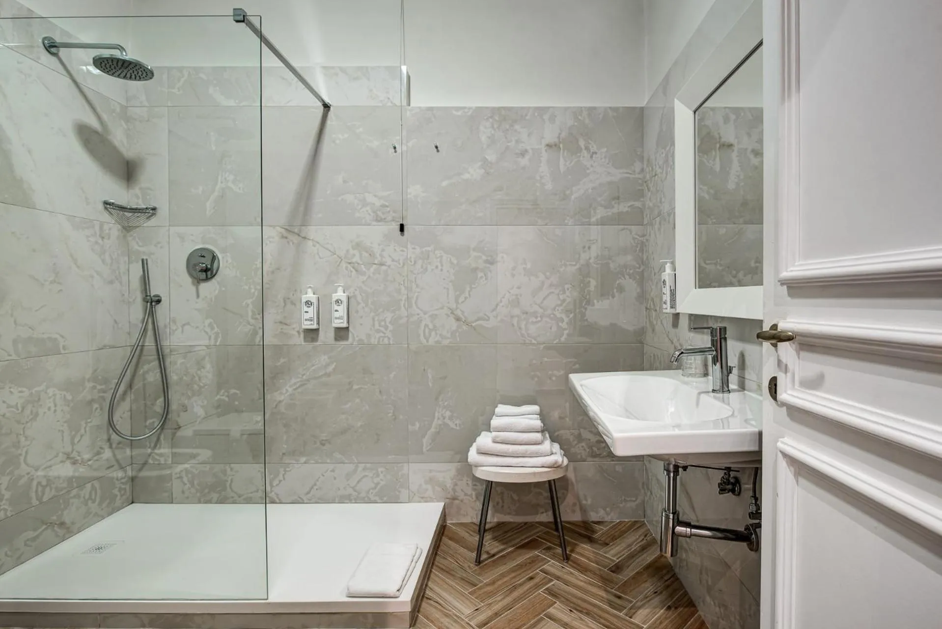 Shower in Majestic Palace Hotel