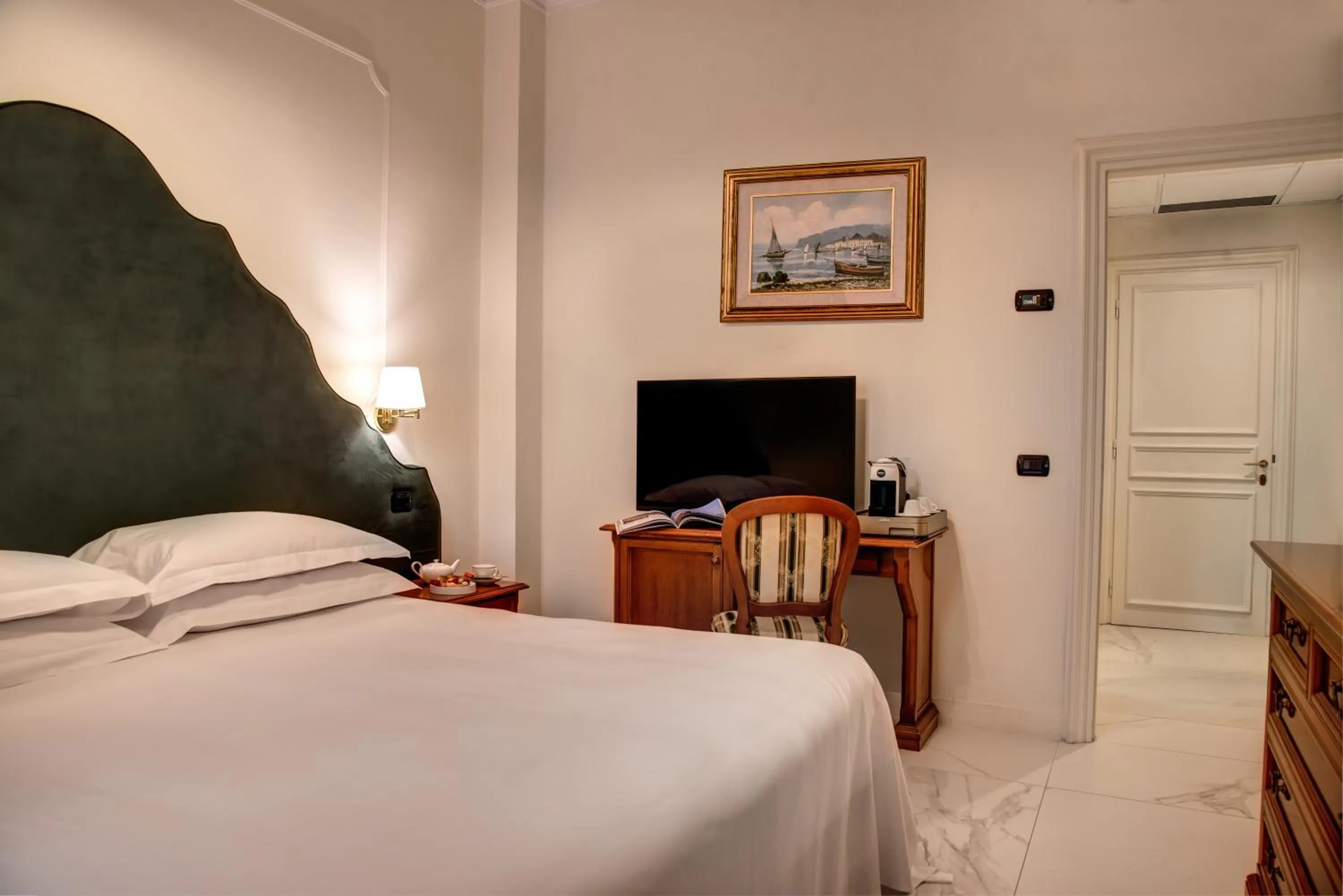 Photo of the whole room, Bed in Majestic Palace Hotel