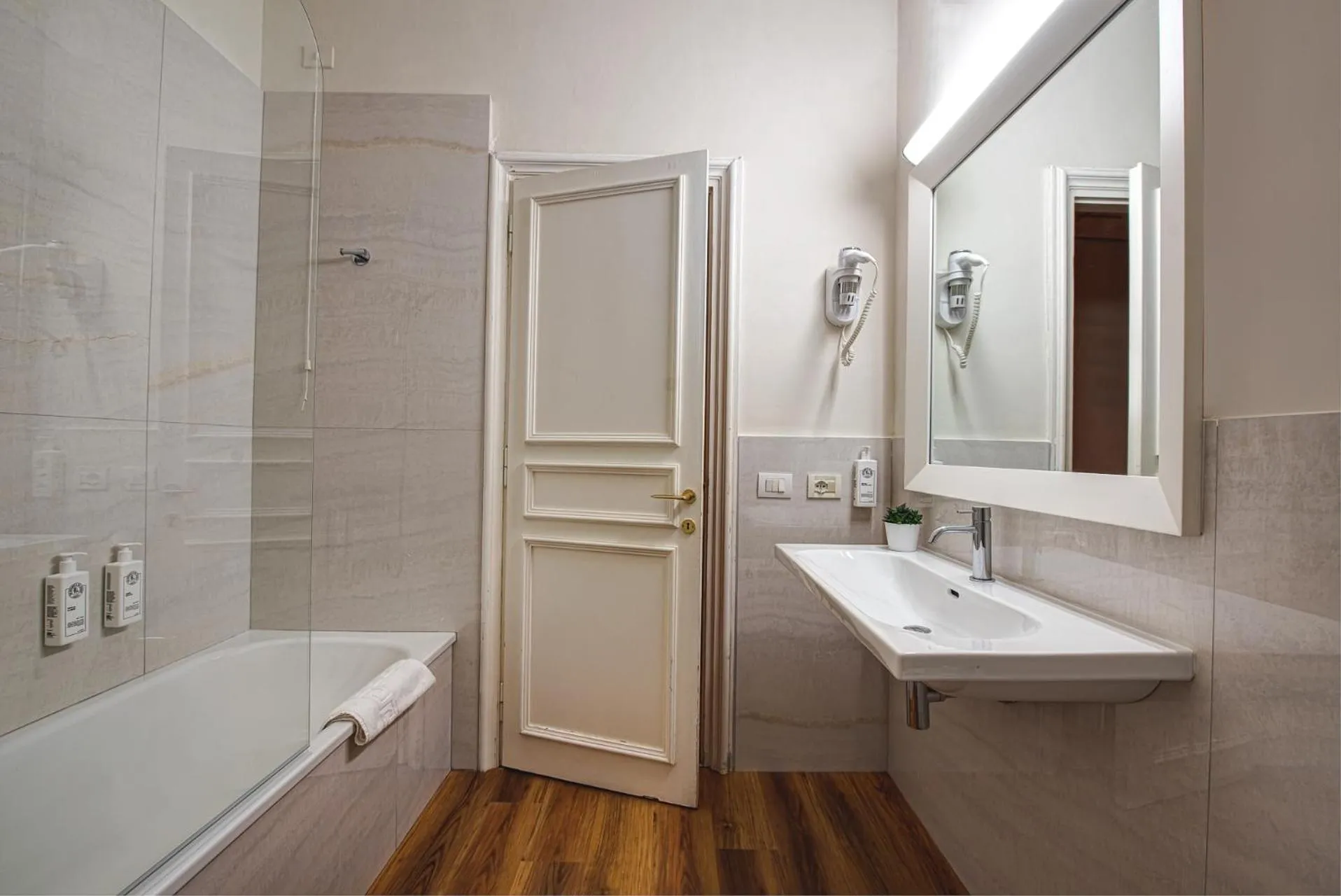 Shower in Majestic Palace Hotel